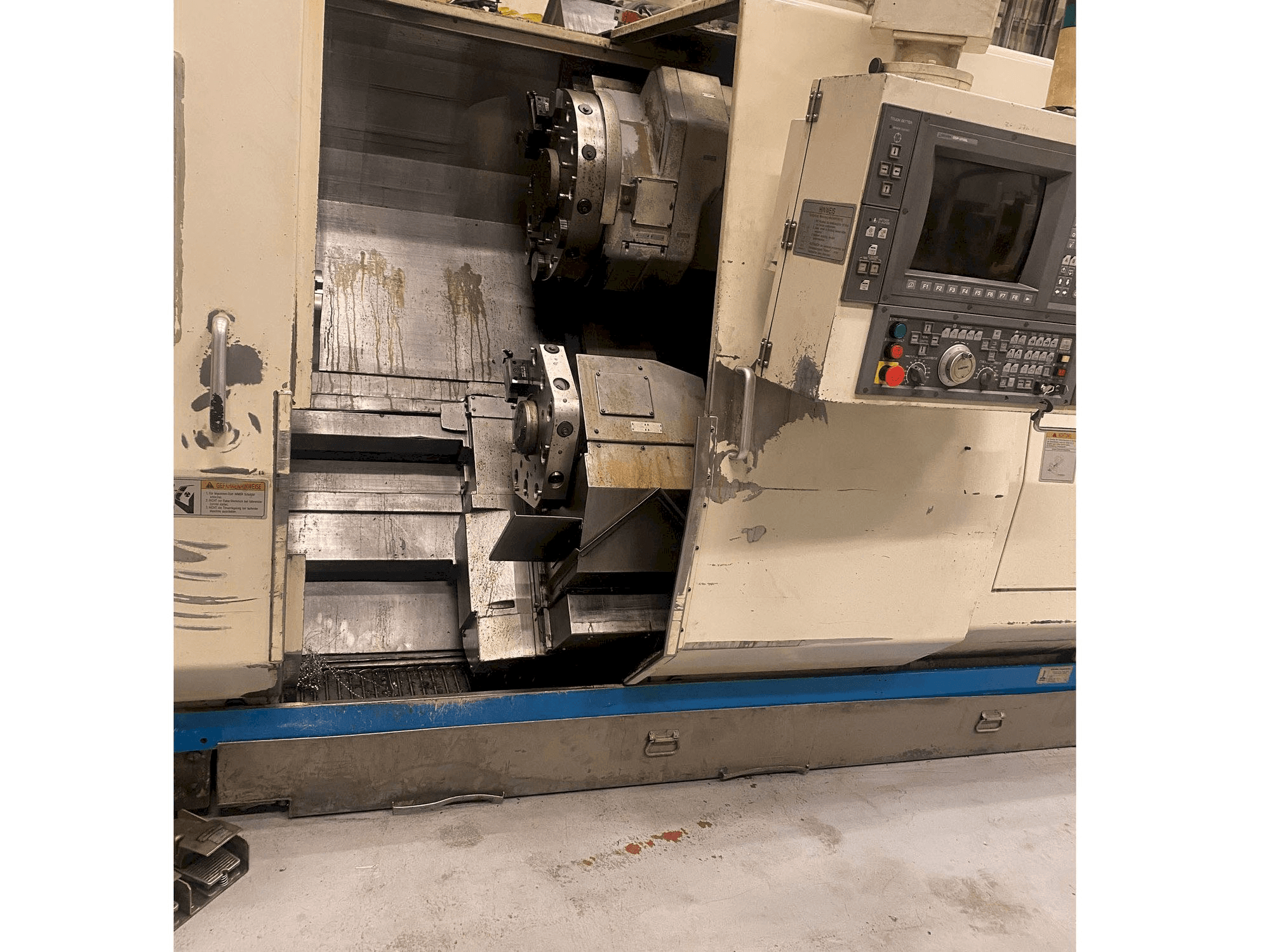 Vista lato sinistro della macchina Okuma LU 25