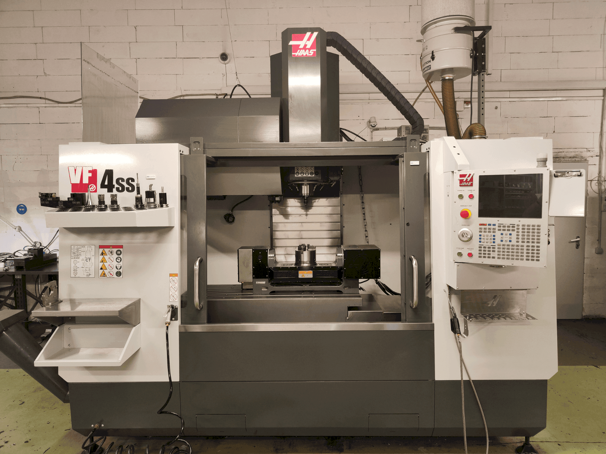 Vista frontale della macchina HAAS VF-4SS