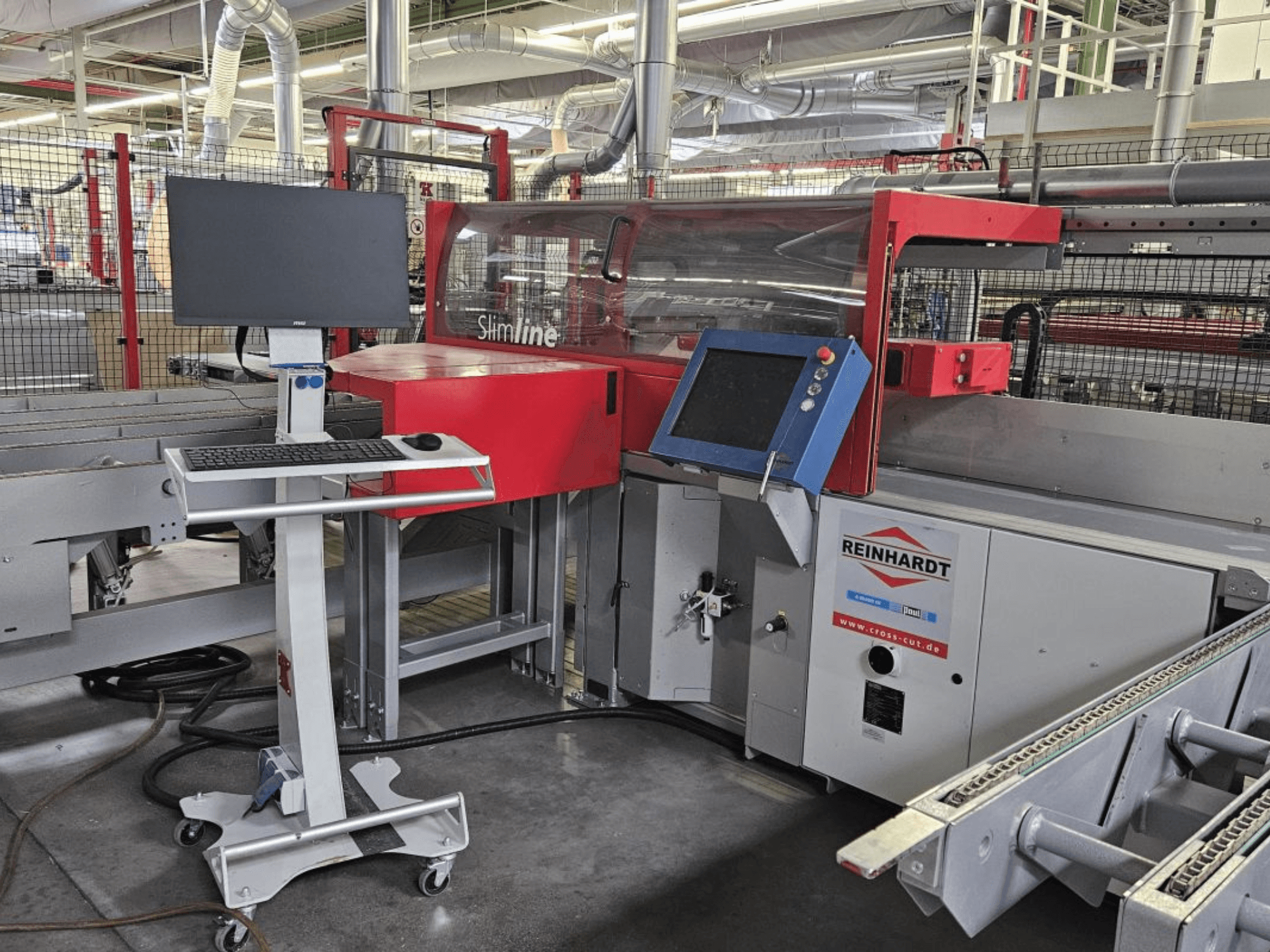 Ottimizzazione della troncatrice Paul Reinhardt SlimLine 110, vista frontale con pannello di controllo e monitor per l'impostazione delle operazioni.