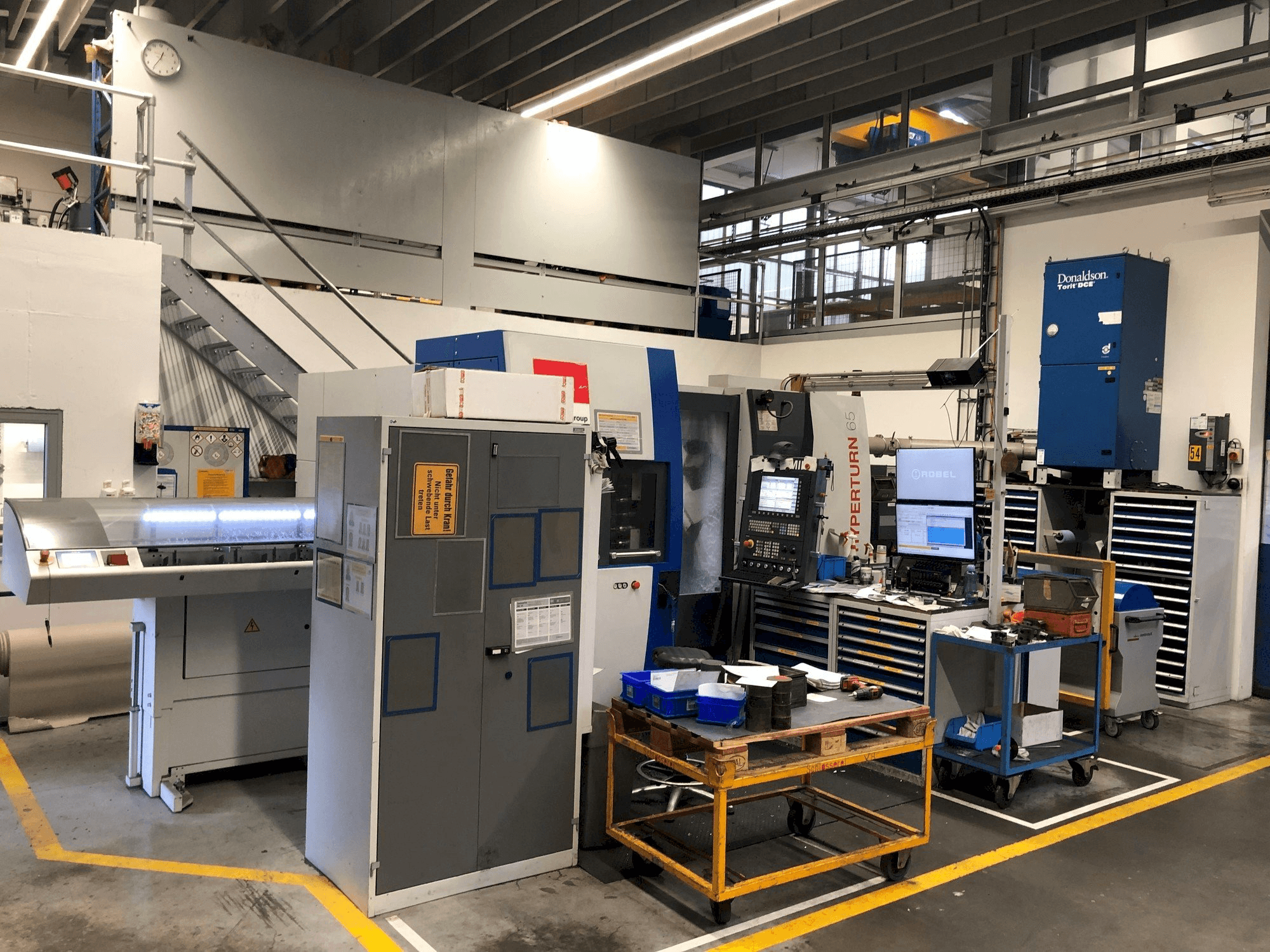 Vista frontale della macchina EMCO HYPERTURM 65 PM