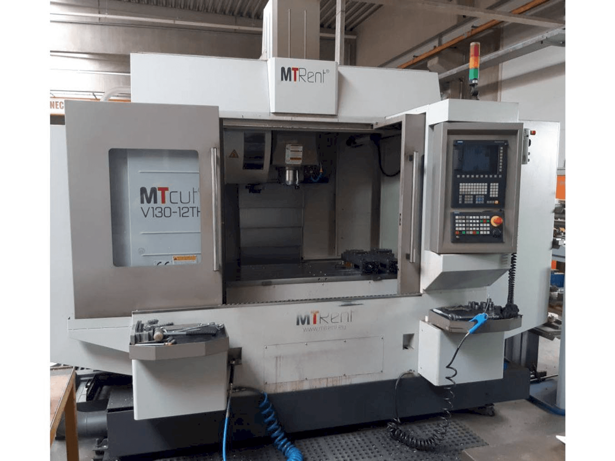 Vista frontale della macchina MTcut V130-12TH