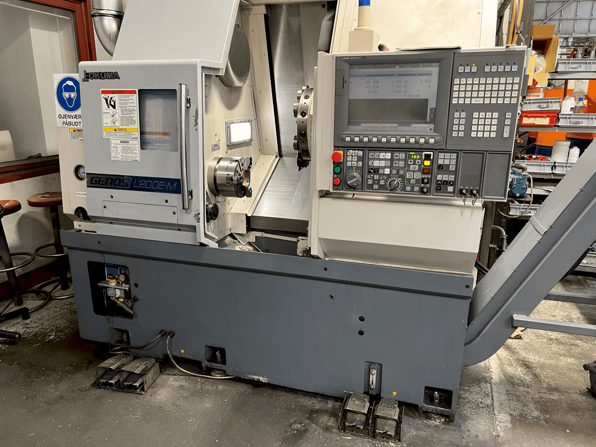 Vista frontale della macchina Okuma GENOS L200E MY