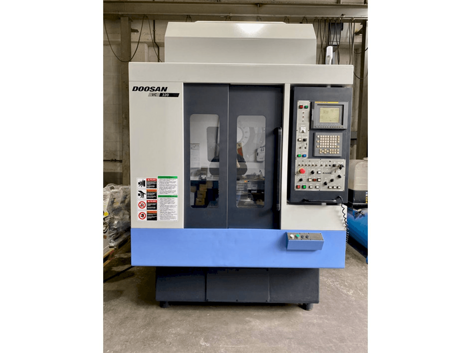 Vista frontale della macchina Doosan VC 320