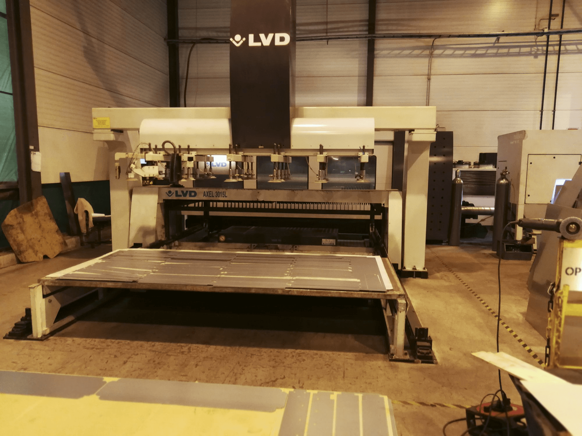 Vista frontale 1 della macchina LVD AXEL 3015 L