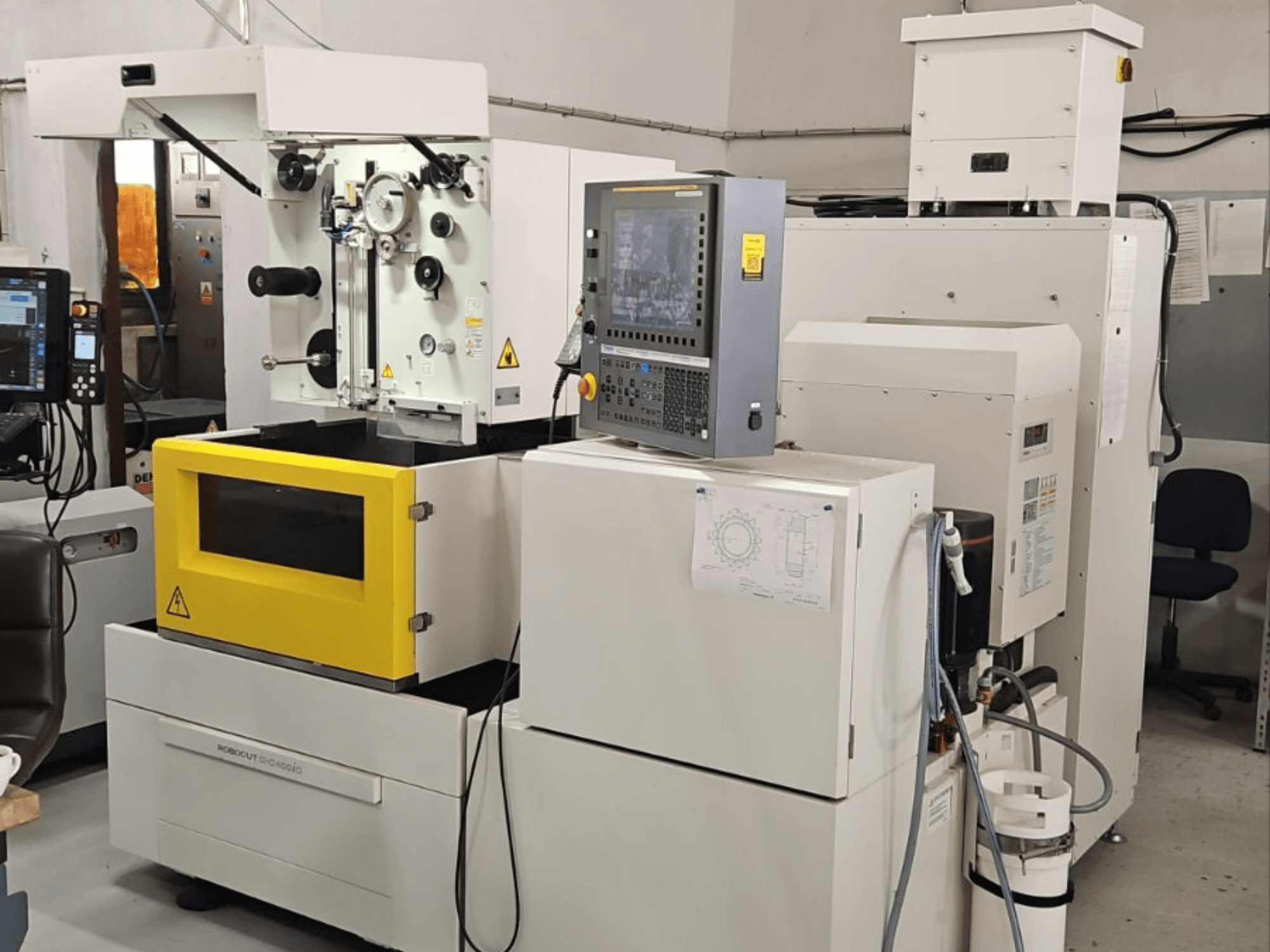 Macchina per elettroerosione a filo FANUC Robocut alpha C400iC, vista frontale che mostra il pannello di controllo e la camera di lavoro gialla.