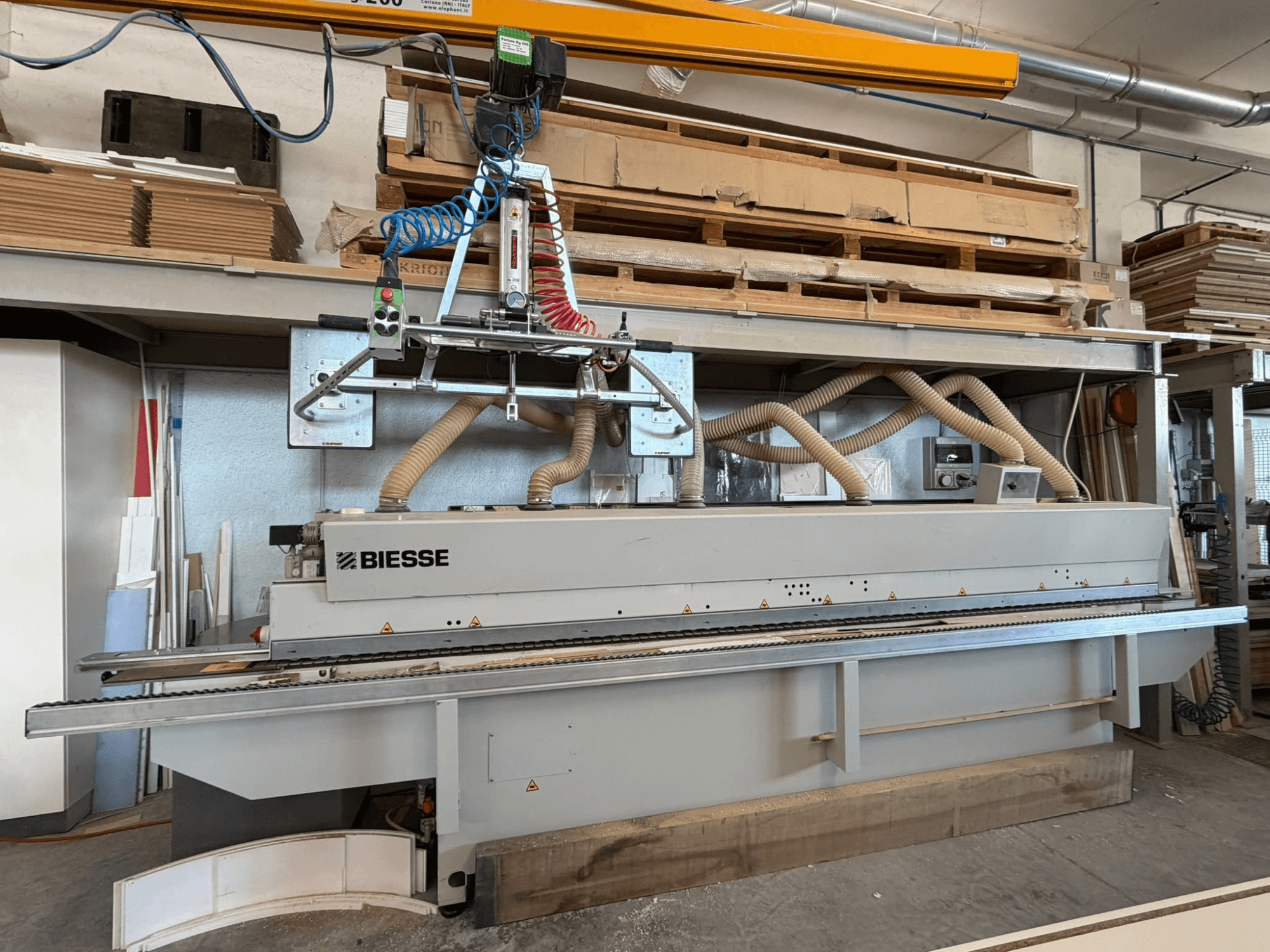 Bordatrice BIESSE AKRON 1330 in un'officina, vista frontale con pannello di controllo e sistema di aspirazione delle polveri.