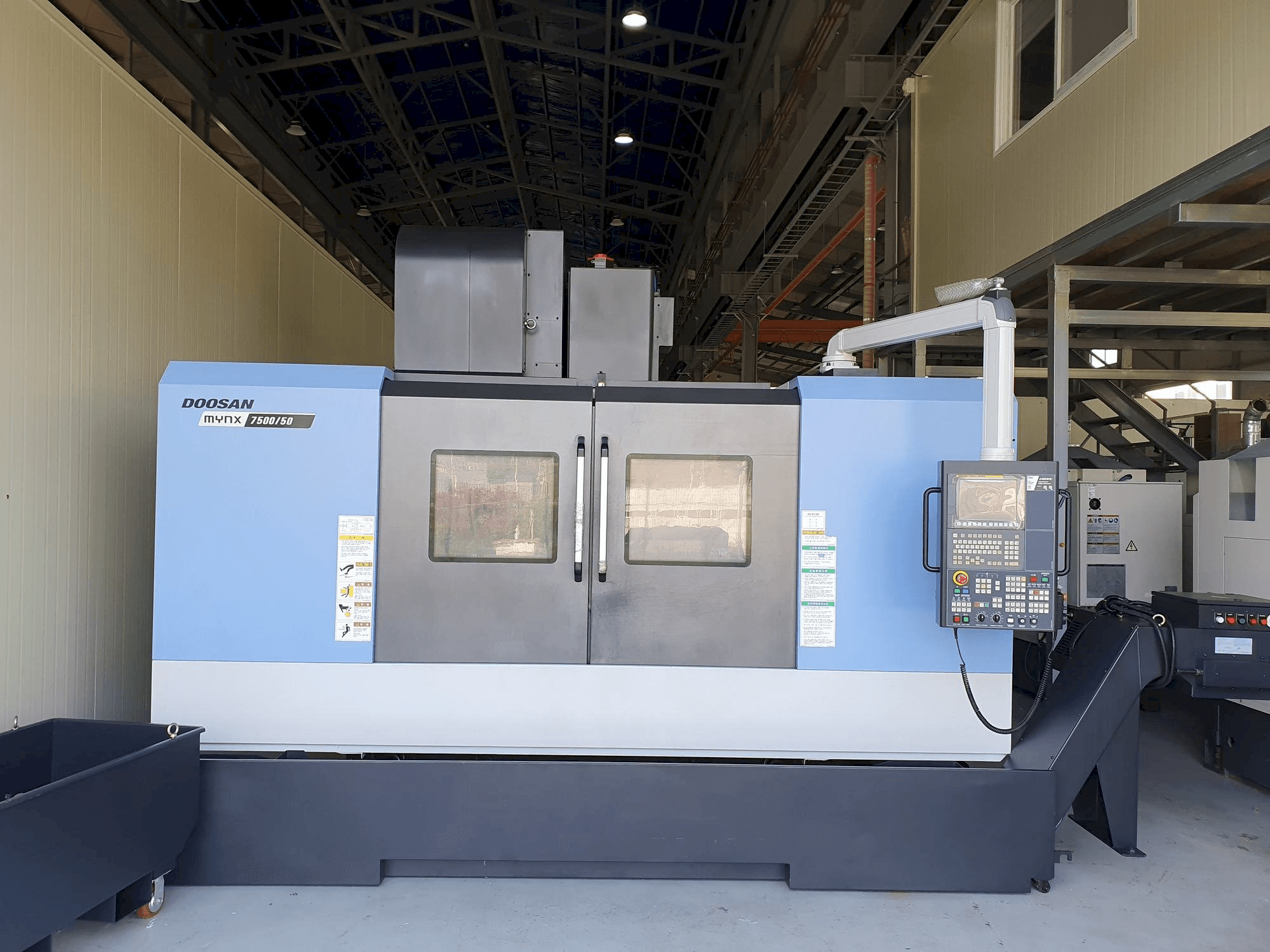 Vista frontale della macchina Doosan MYNX7500/50