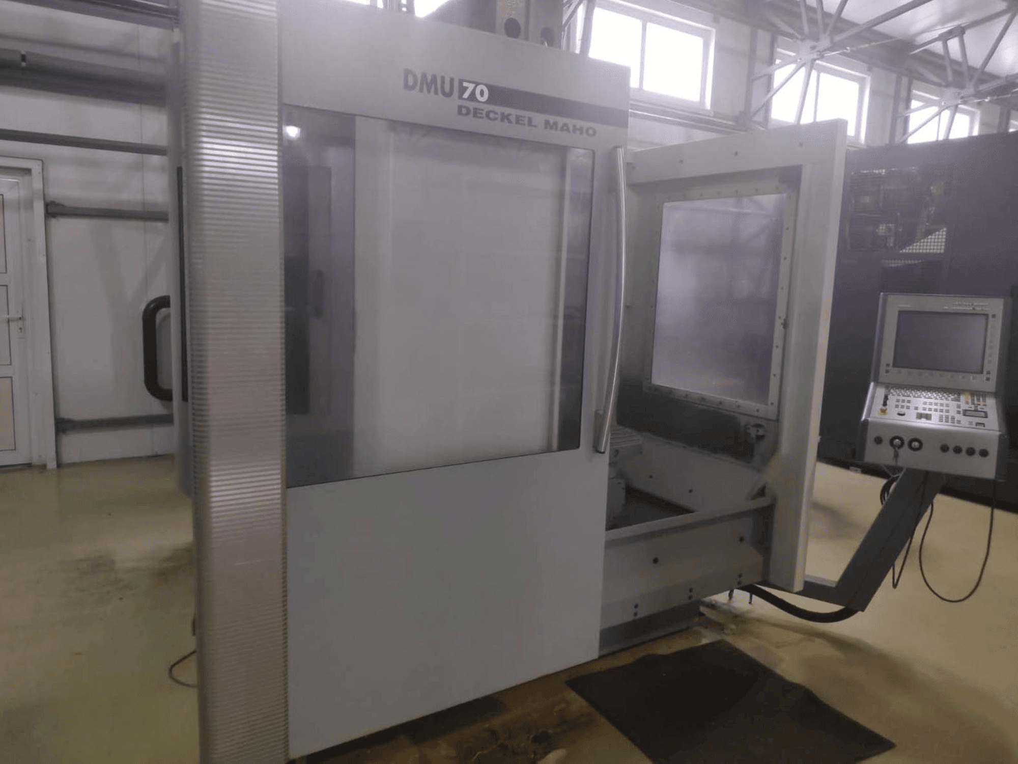 Vista frontale della macchina DECKEL MAHO DMU 70