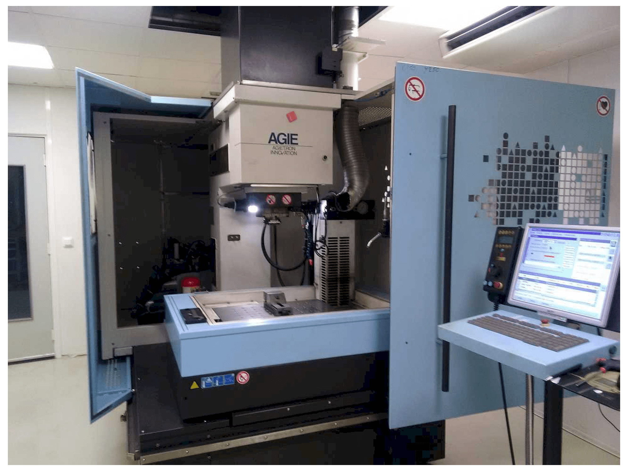 Vista frontale della macchina AGIE AGIETRON INNOVATION 2