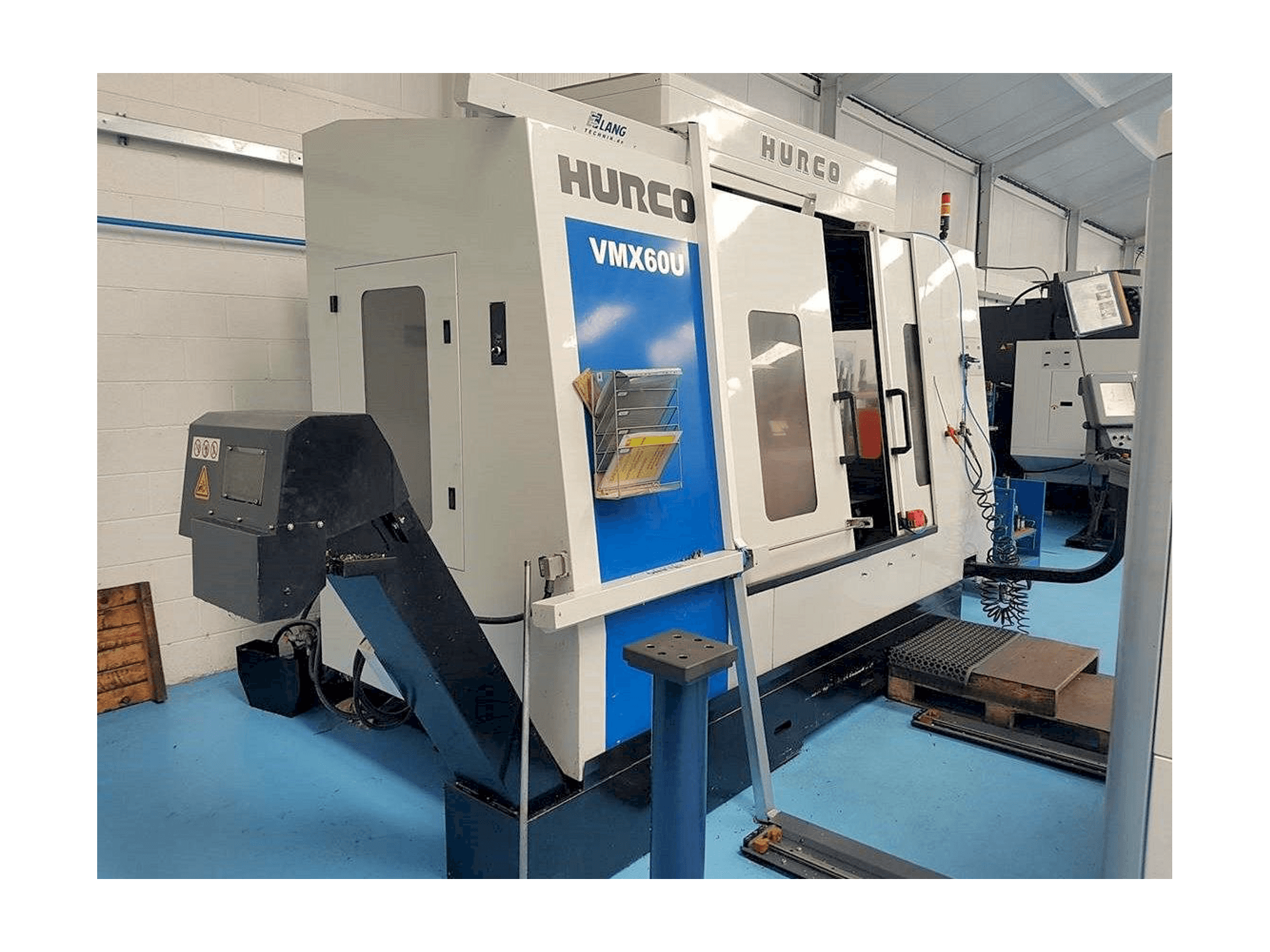 Vista frontale della macchina Hurco VMX 60U