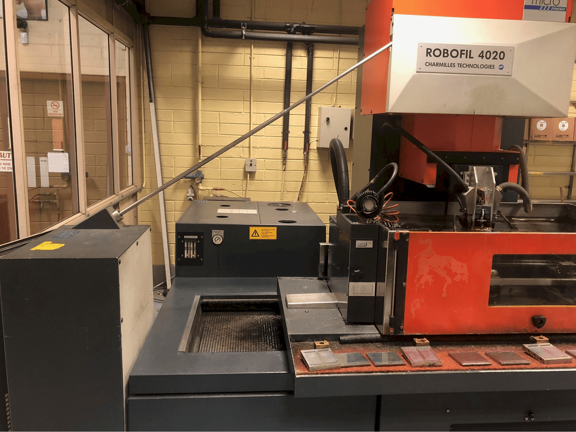 Vista frontale della macchina CHARMILLES ROBOFIL 4020