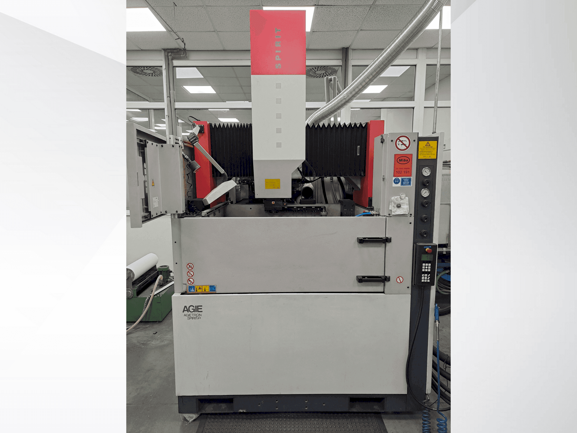 Vista frontale della macchina AGIE AGIETRON SPIRIT 4