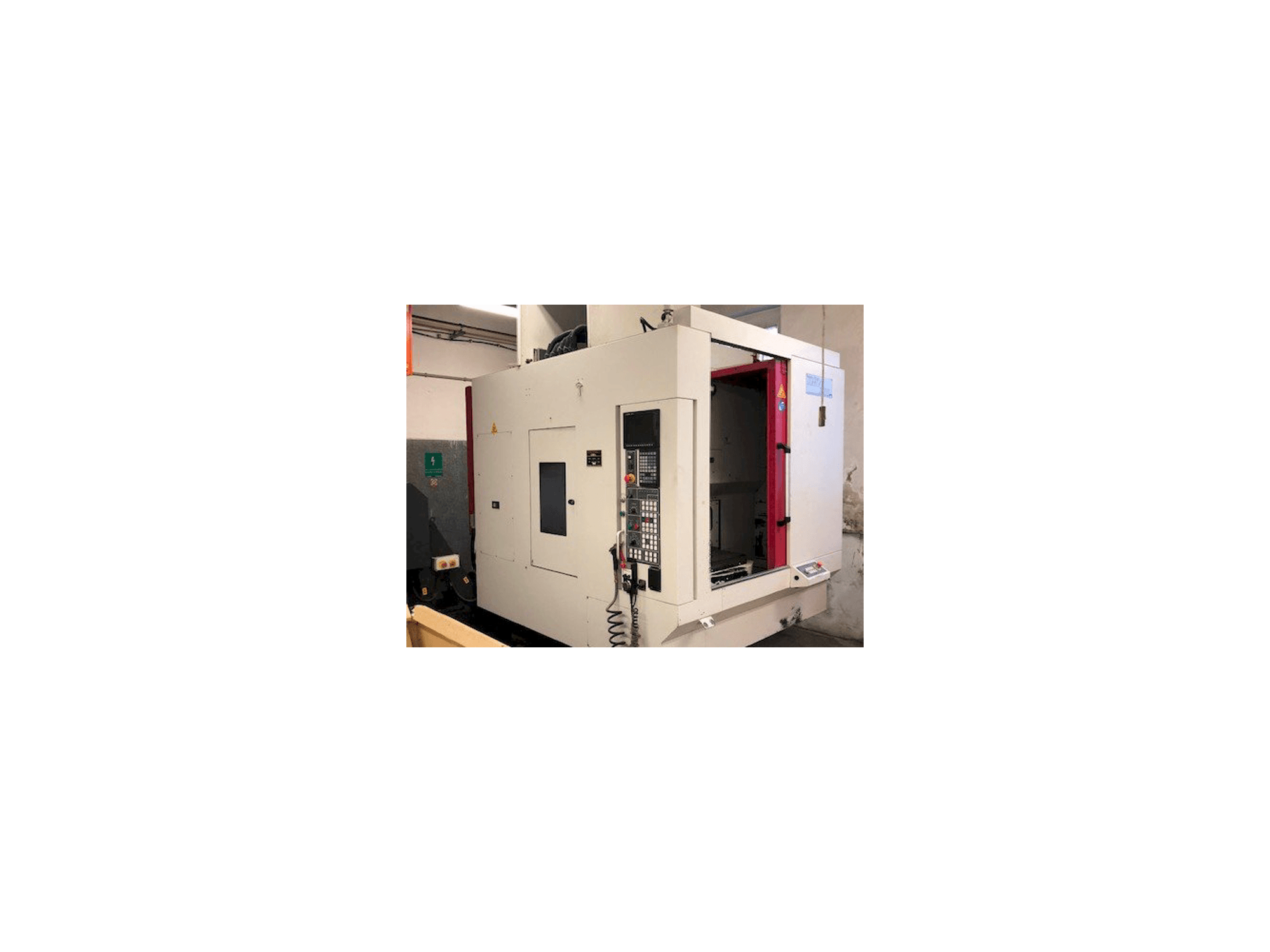 Vista frontale della macchina Akira Seiki RMV 700 APC