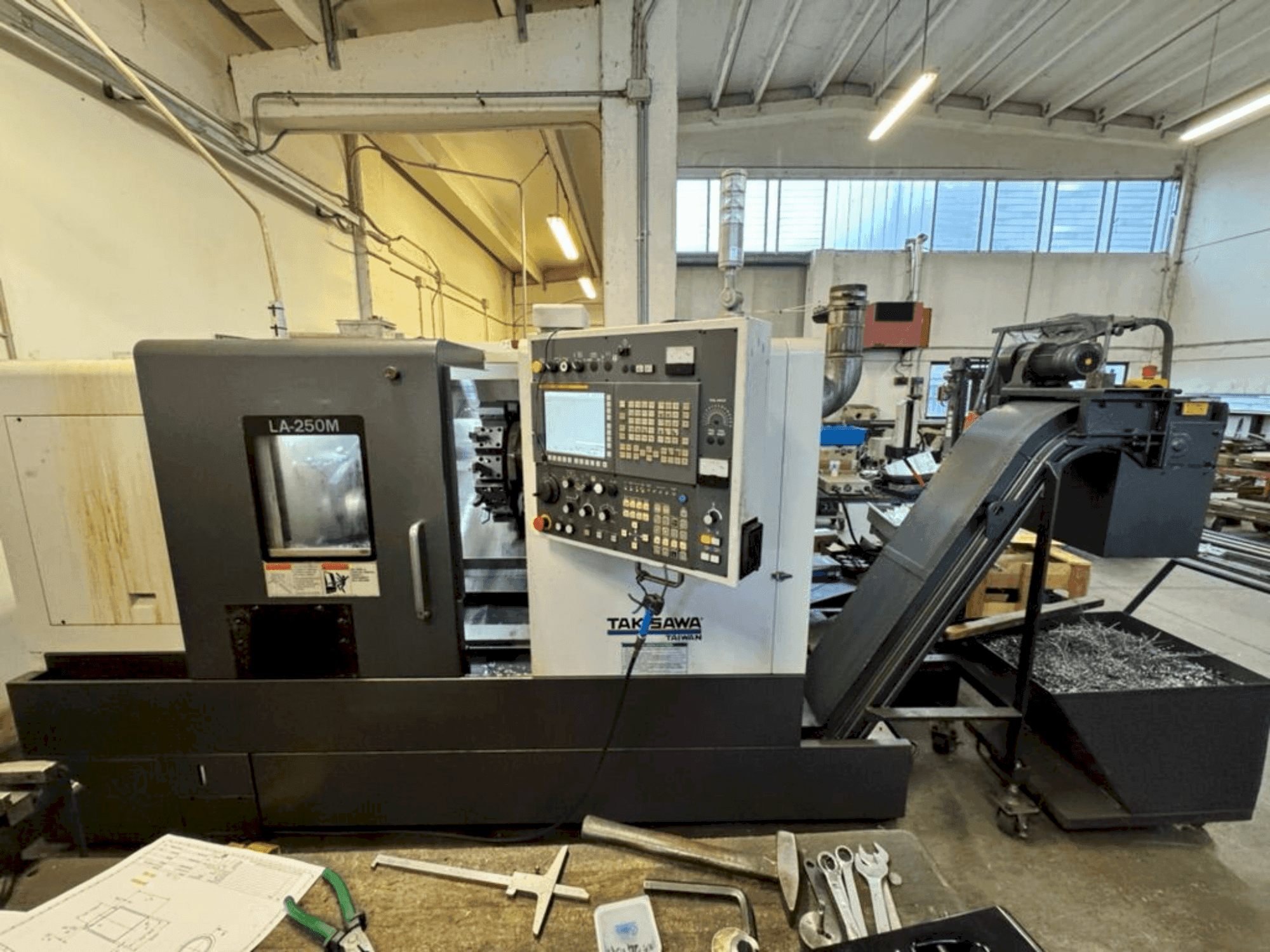 Vista frontale della macchina Takisawa LA-250M