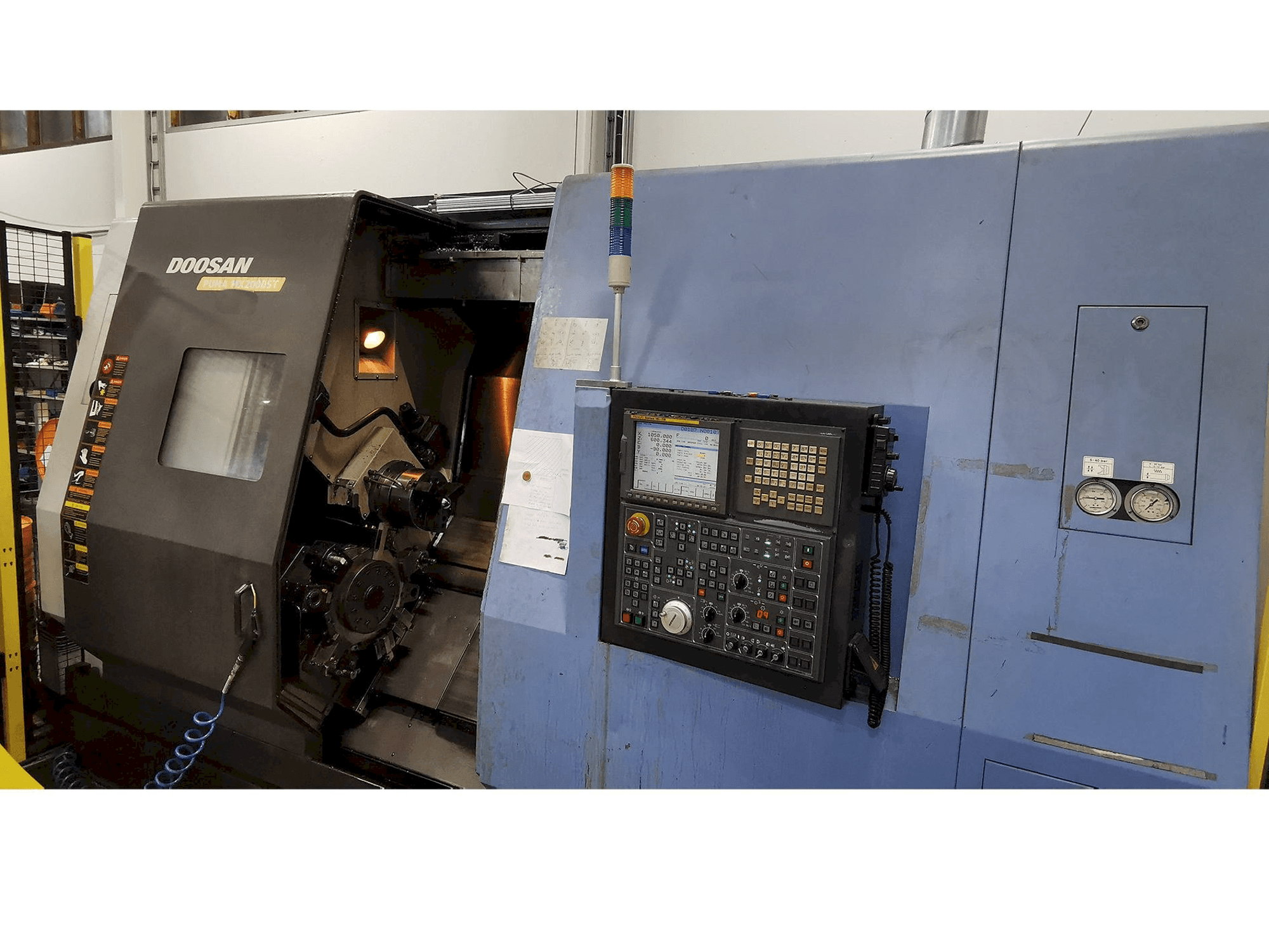 Vista frontale della macchina Doosan Puma MX 2000 ST