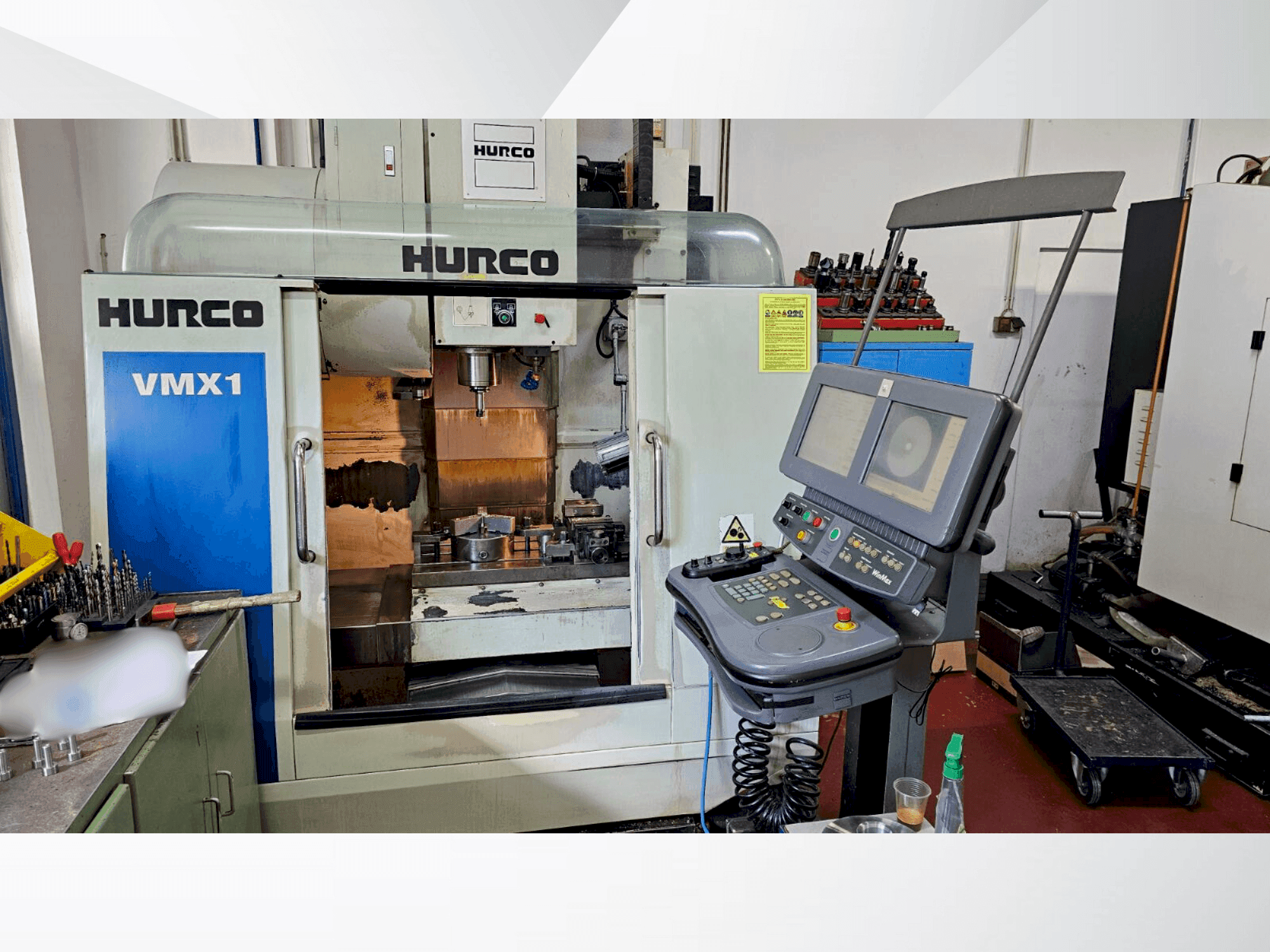 Vista frontale della macchina Hurco VMX 10