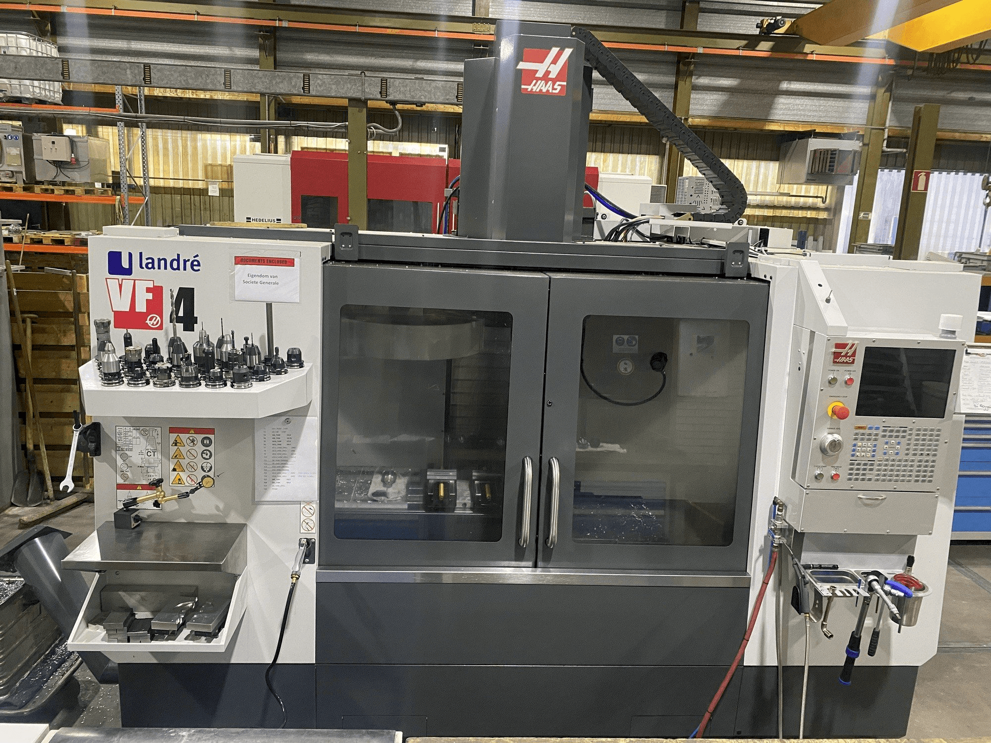 Vista frontale della macchina HAAS VF-4