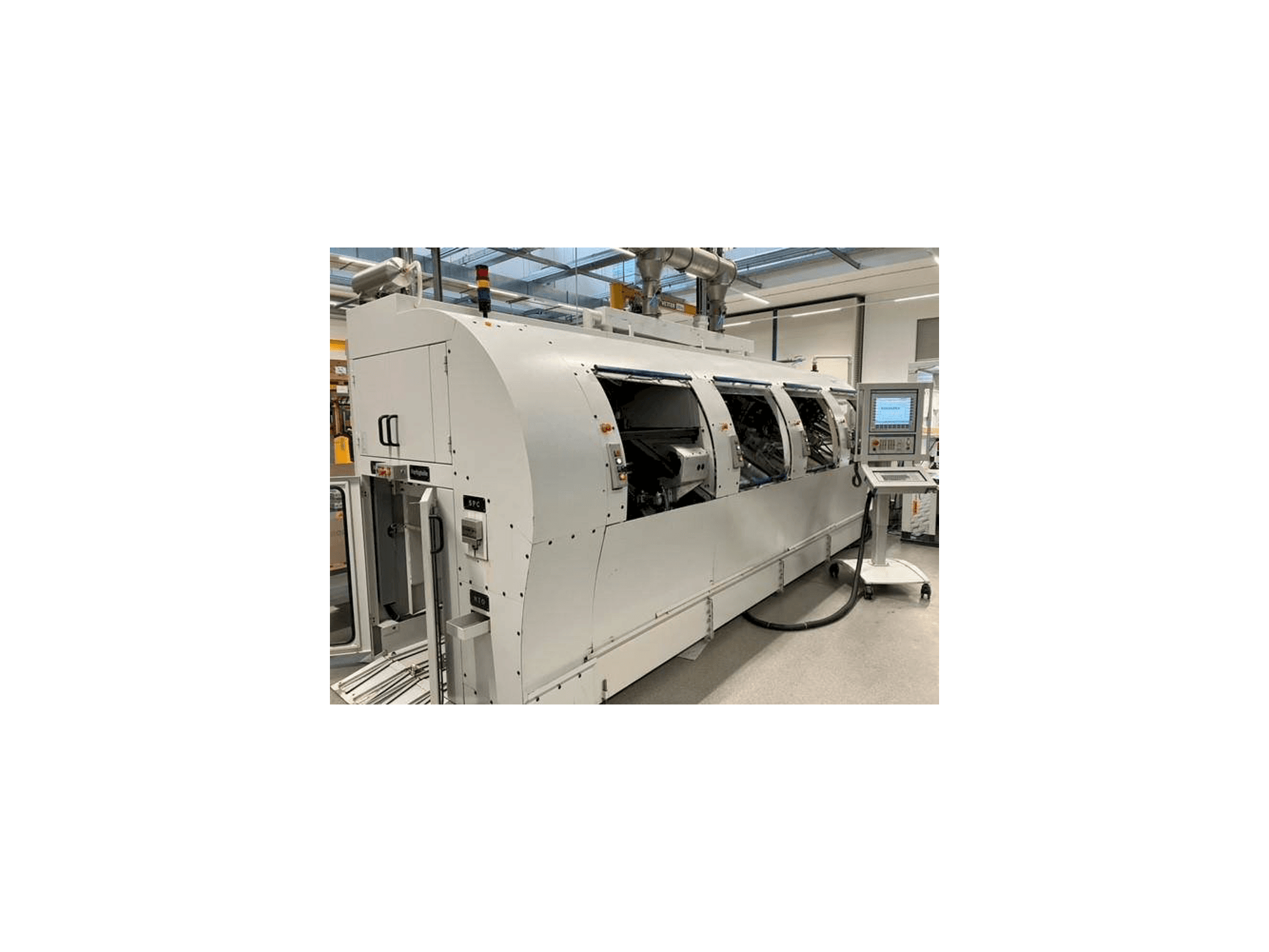 Vista frontale della macchina MIKRON Multistep XS