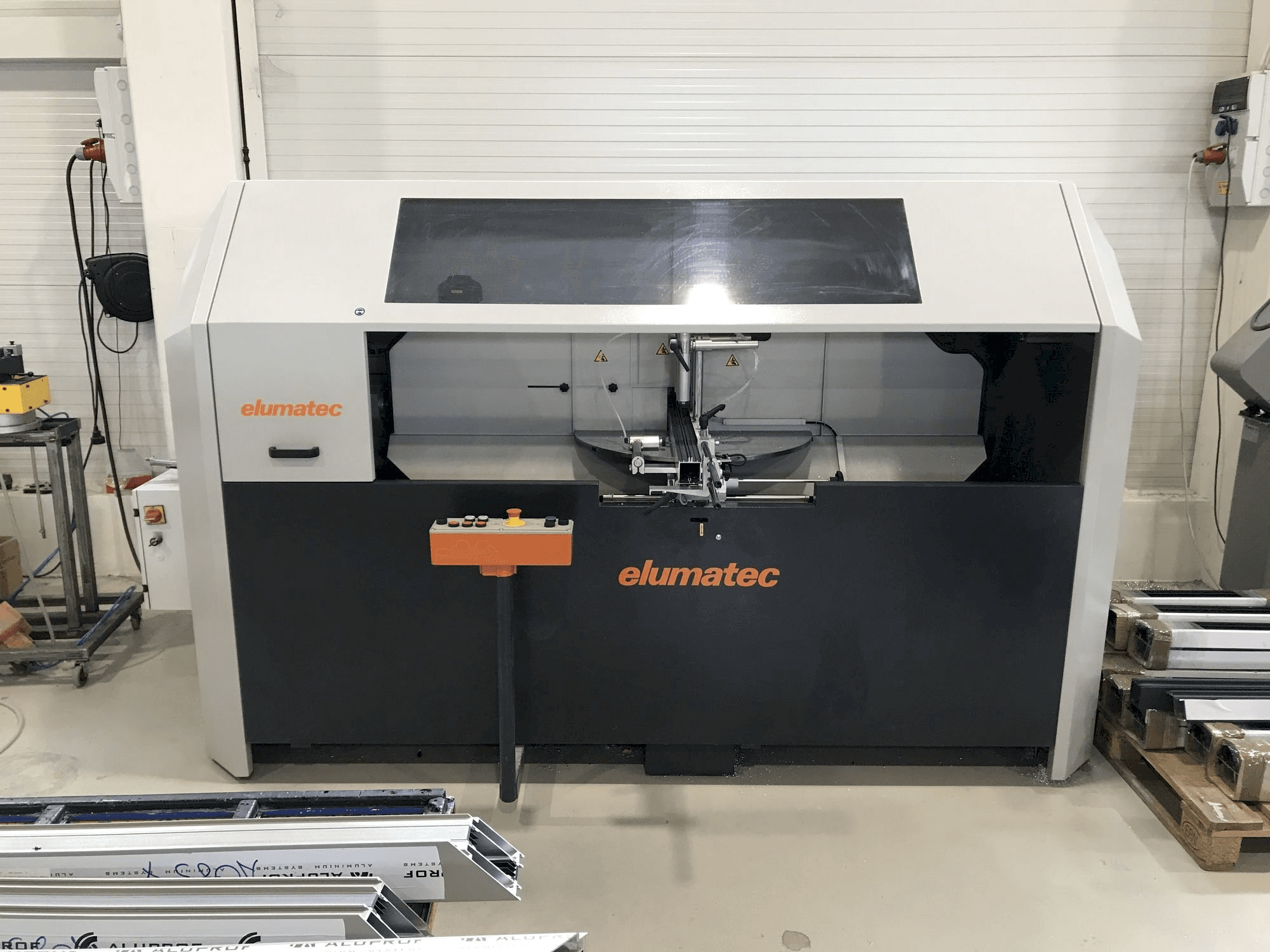 Vista frontale della macchina Elumatec AKS 134/64