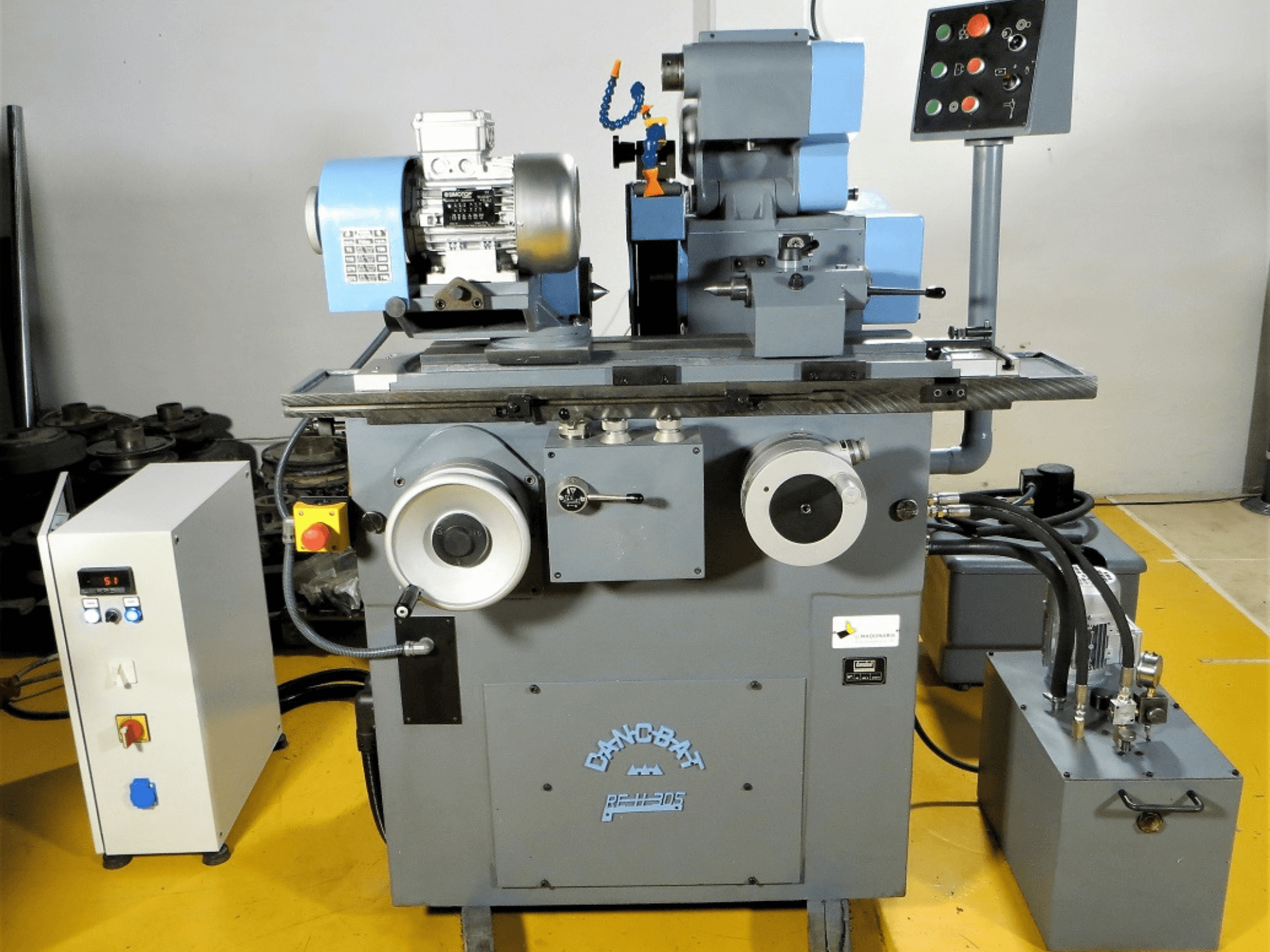 Rettificatrice piana DANOBAT RE H 305 vista frontale, dotata di motore, comandi e mola per lavorazioni di precisione.
