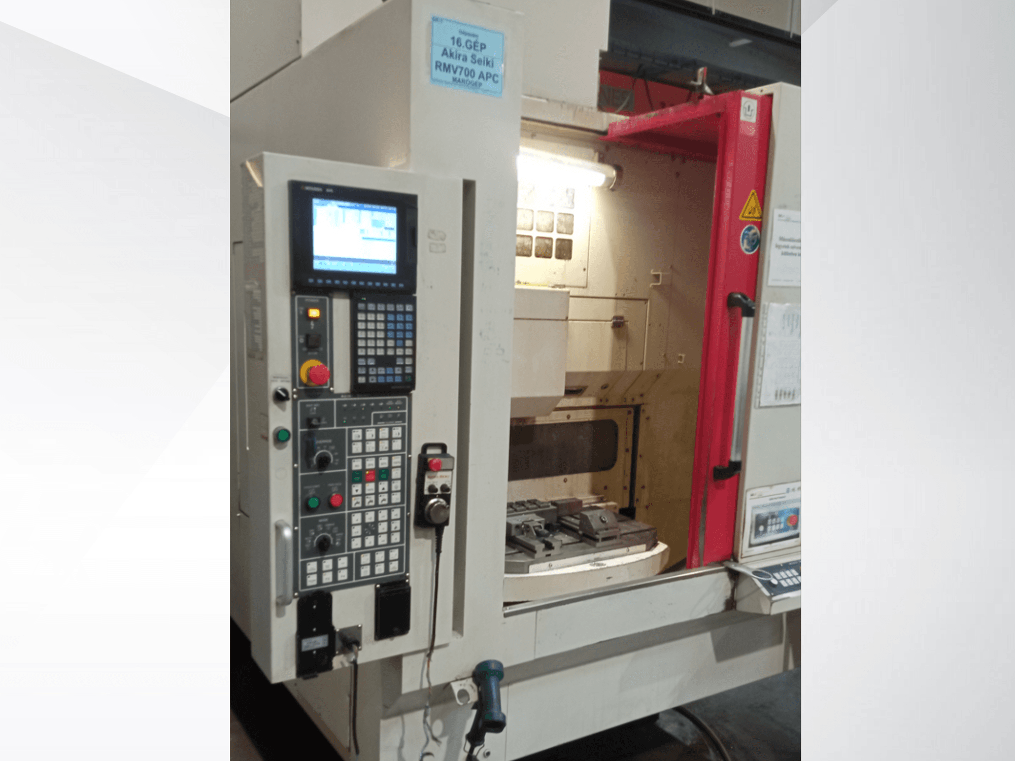 Centro di lavoro verticale Akira Seiki RMV 700 APC vista frontale, con pannello di controllo digitale e area di lavoro con utensili.
