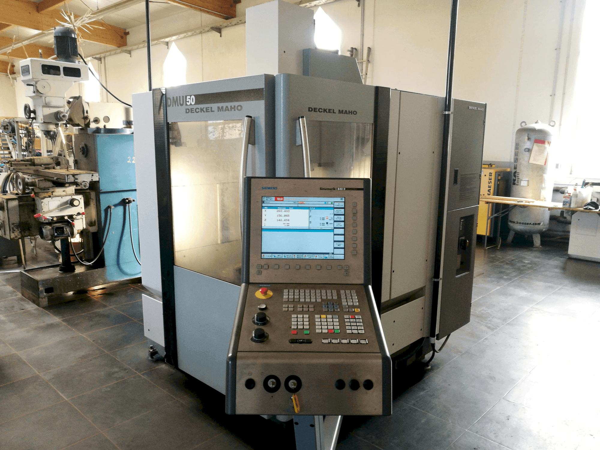 Vista frontale della macchina DECKEL MAHO DMU 50