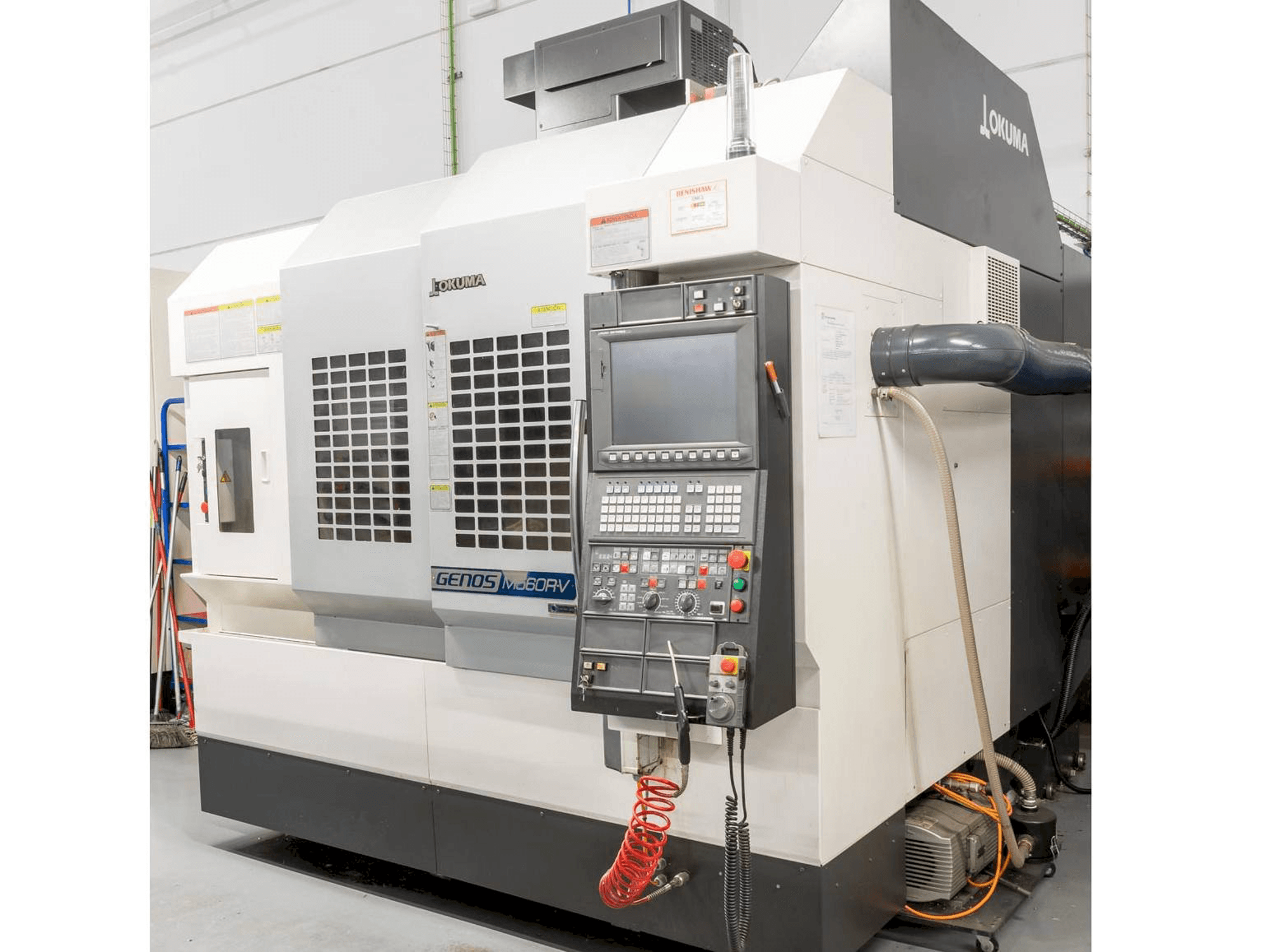 Vista frontale della macchina Okuma Genos M560R-V