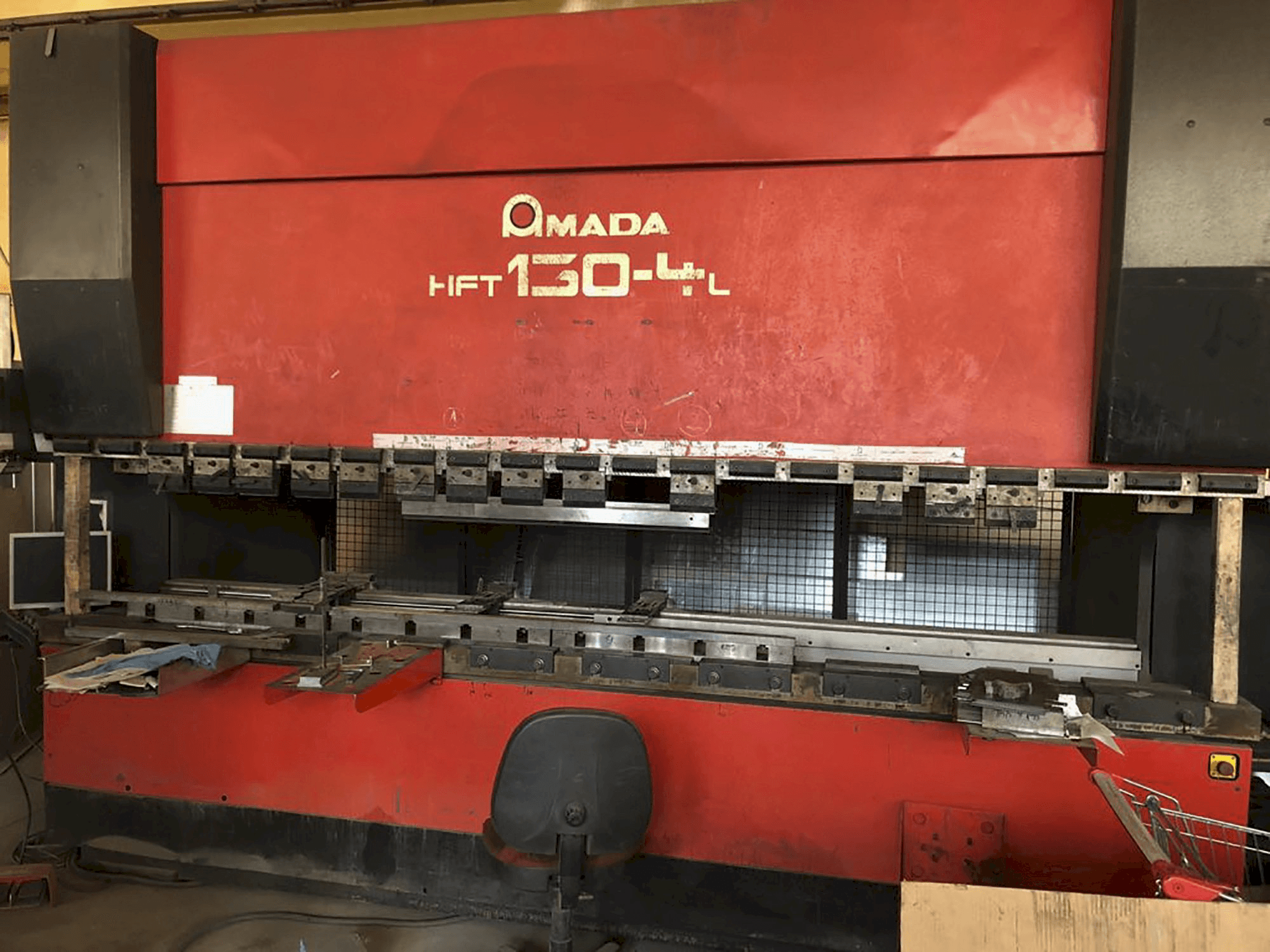 Vista frontale della macchina AMADA HFT 130-4 L