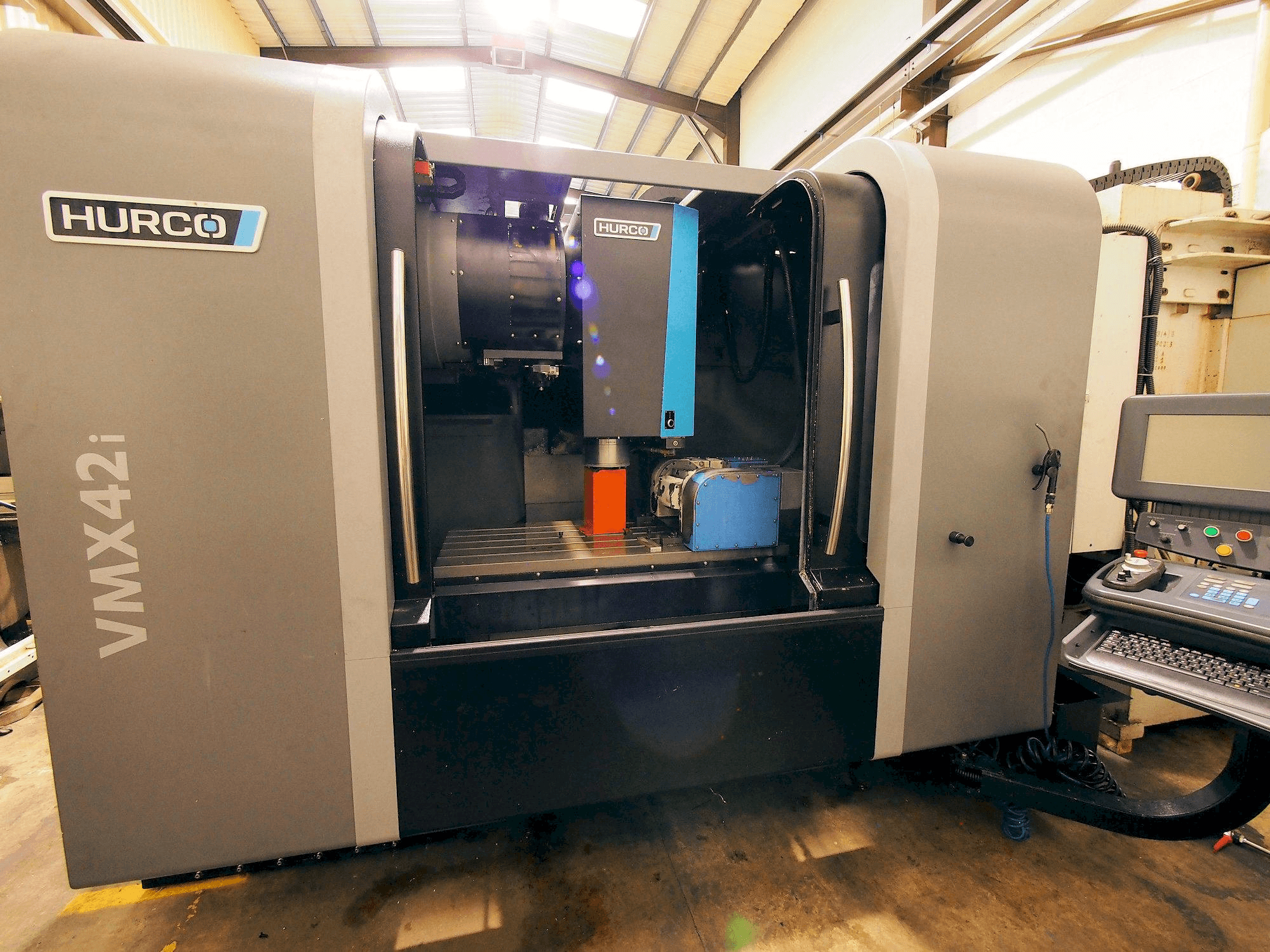 Vista frontale della macchina Hurco VMX 42i