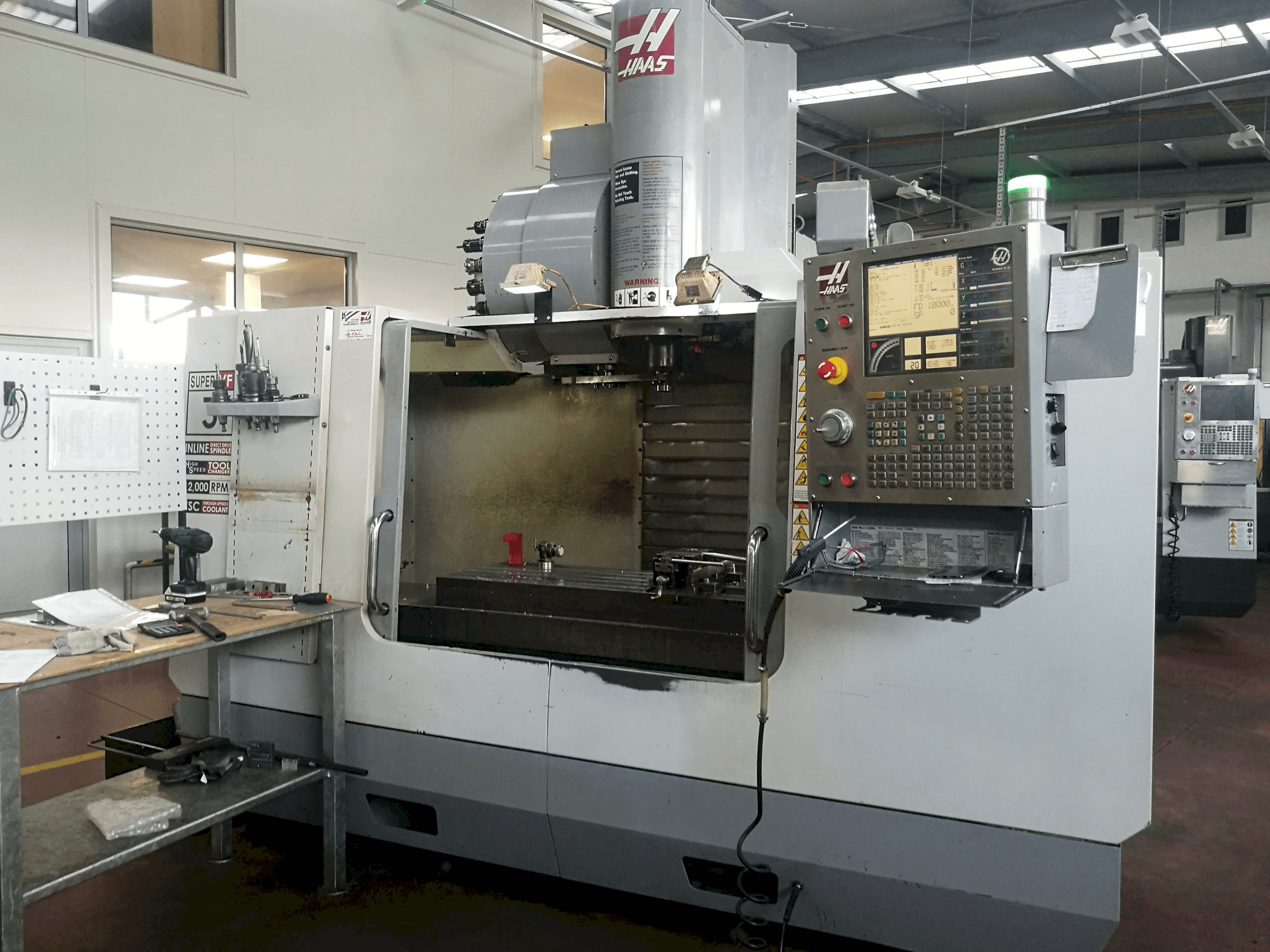Vista frontale della macchina HAAS VF-3SSHE