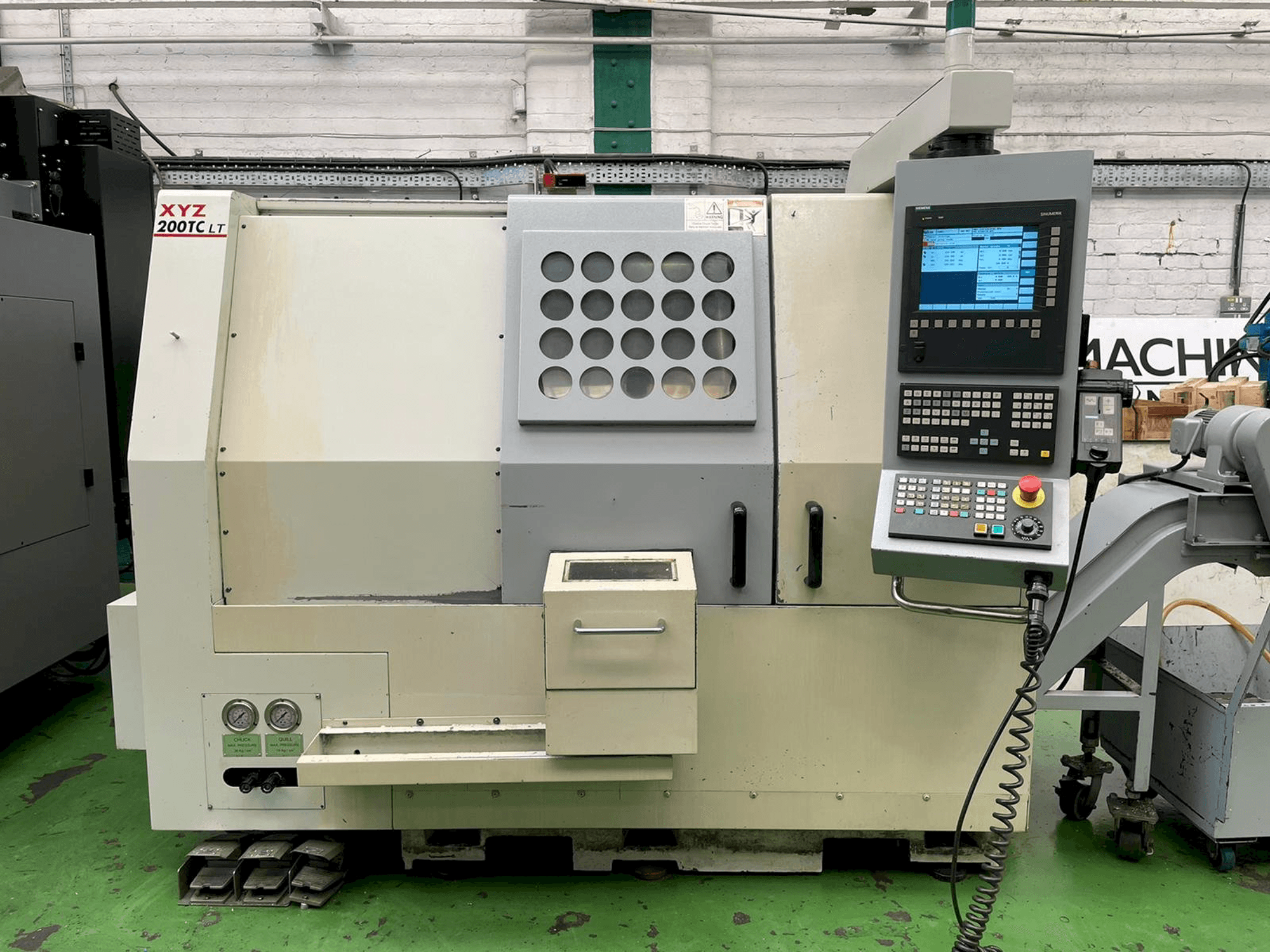 Vista frontale della macchina XYZ 200TC LT