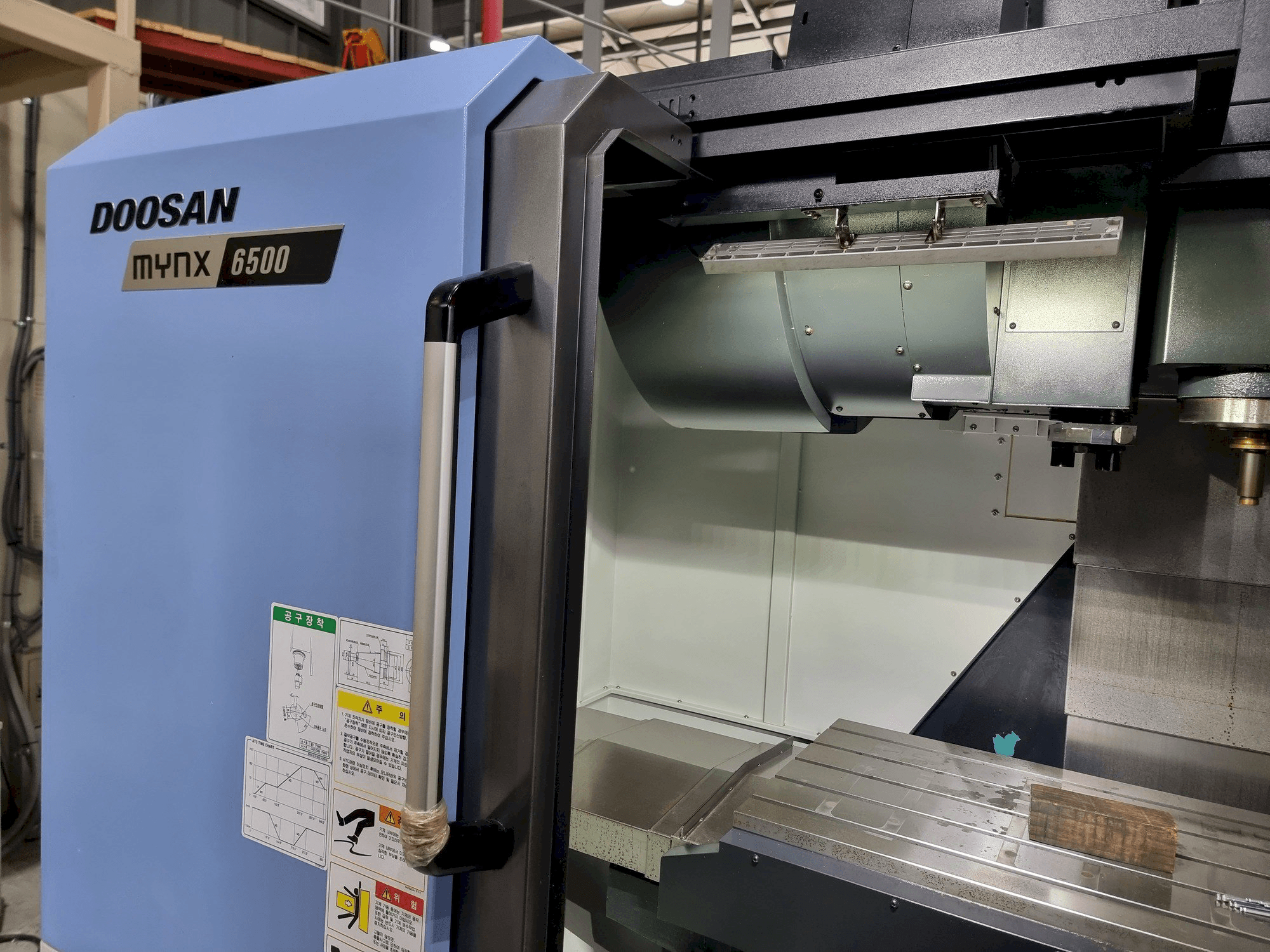 Vista frontale della macchina DOOSAN MYNX 6500