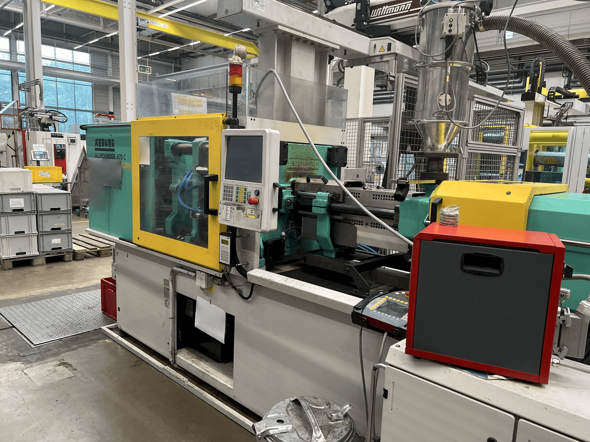 Vista frontale della macchina Arburg 470C 1500 - 400