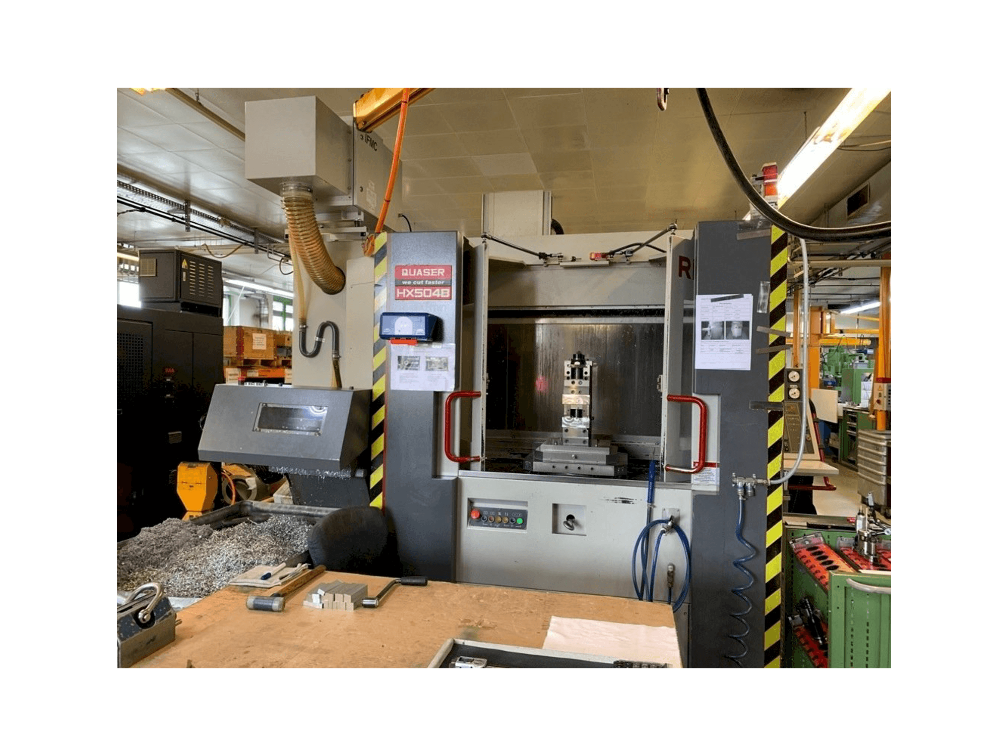 Vista frontale della macchina Quaser HX504B