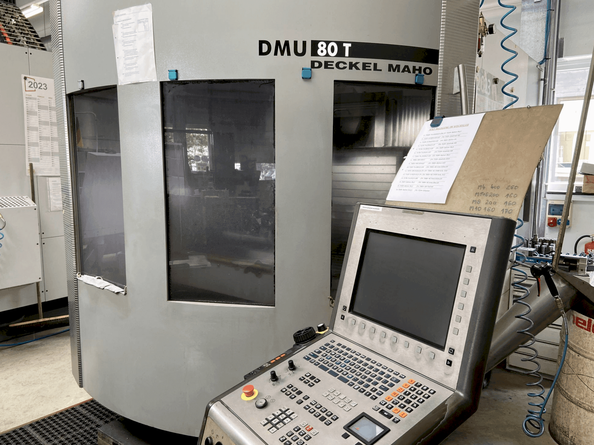 Vista frontale della macchina DECKEL MAHO DMU 80 T