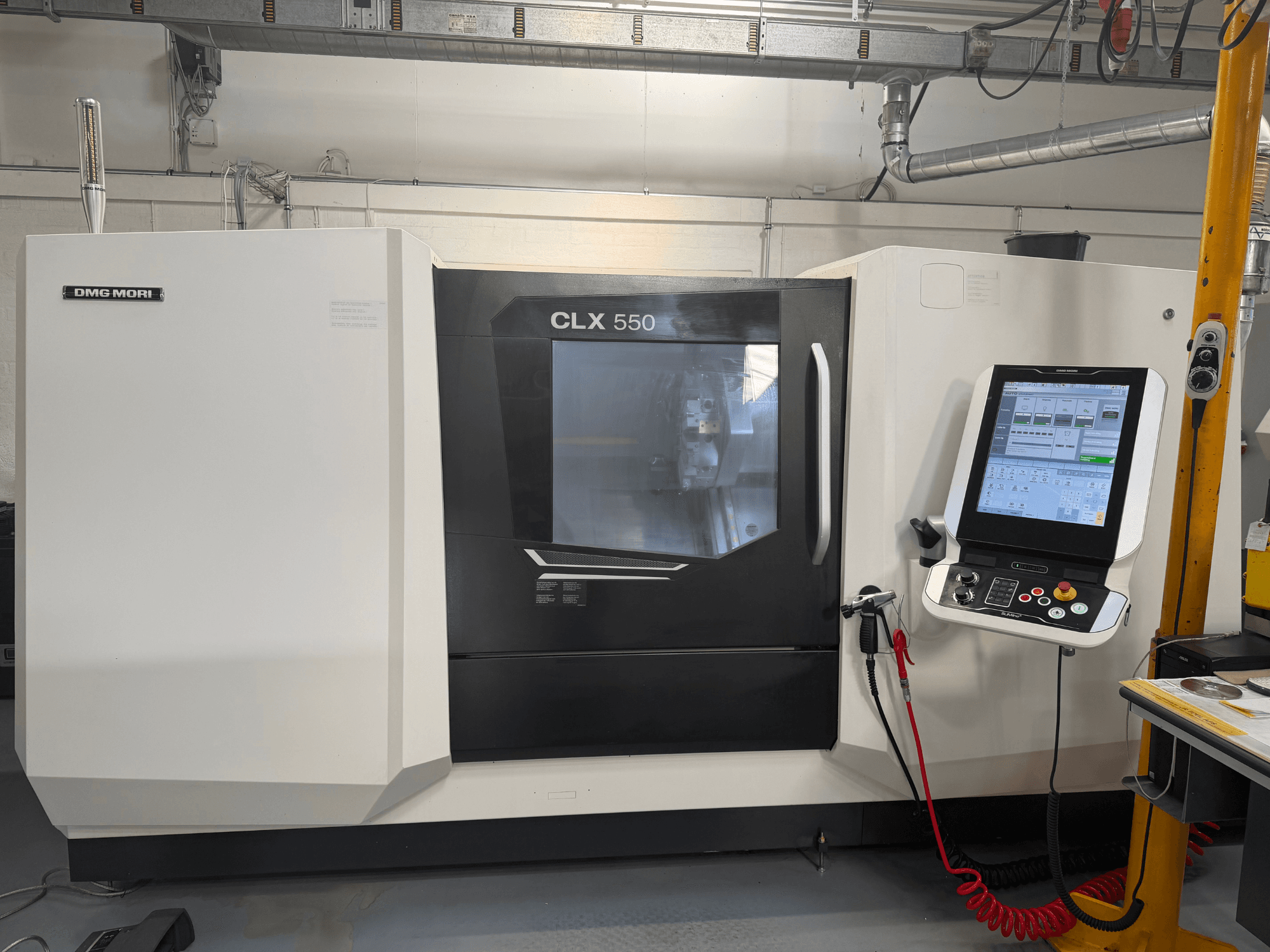 Tornio orizzontale DMG MORI CLX 550 V4, vista frontale con pannello di controllo e display, che mette in evidenza le funzionalità avanzate di lavorazione.