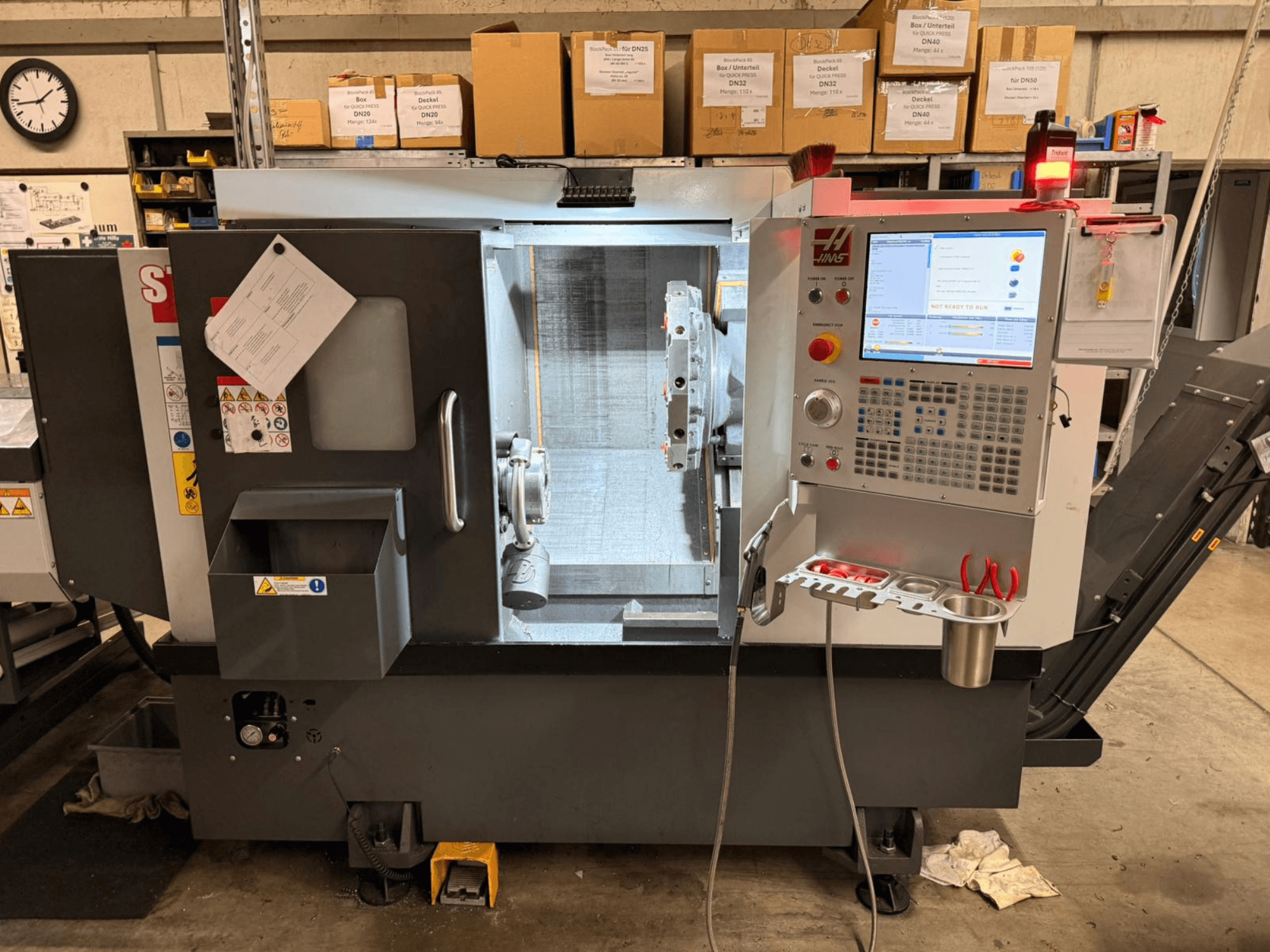 Tornio orizzontale HAAS ST-15 visto di profilo, con pannello di controllo digitale e componenti operativi.