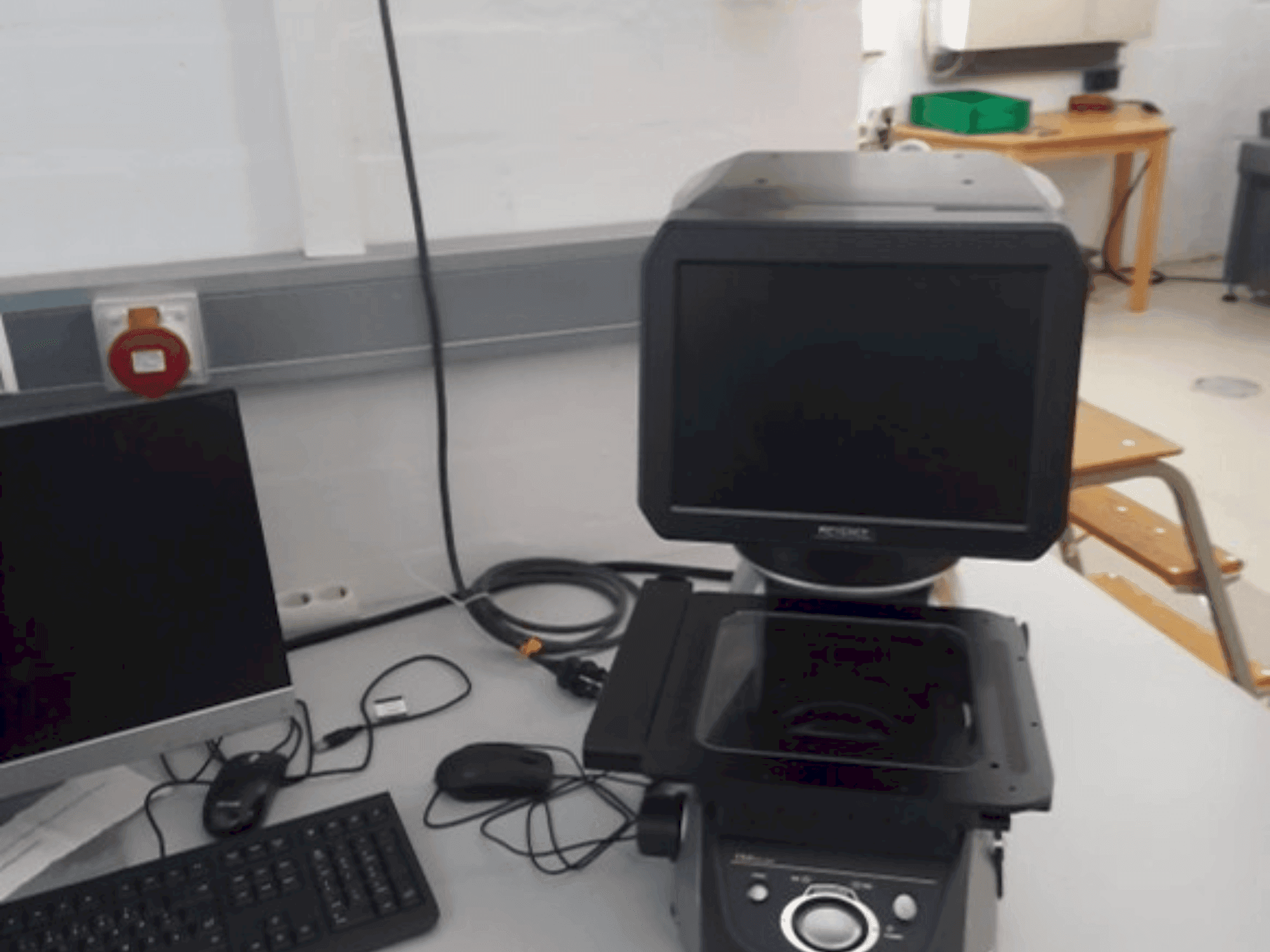 Vista frontale della macchina KEYENCE IM-7020