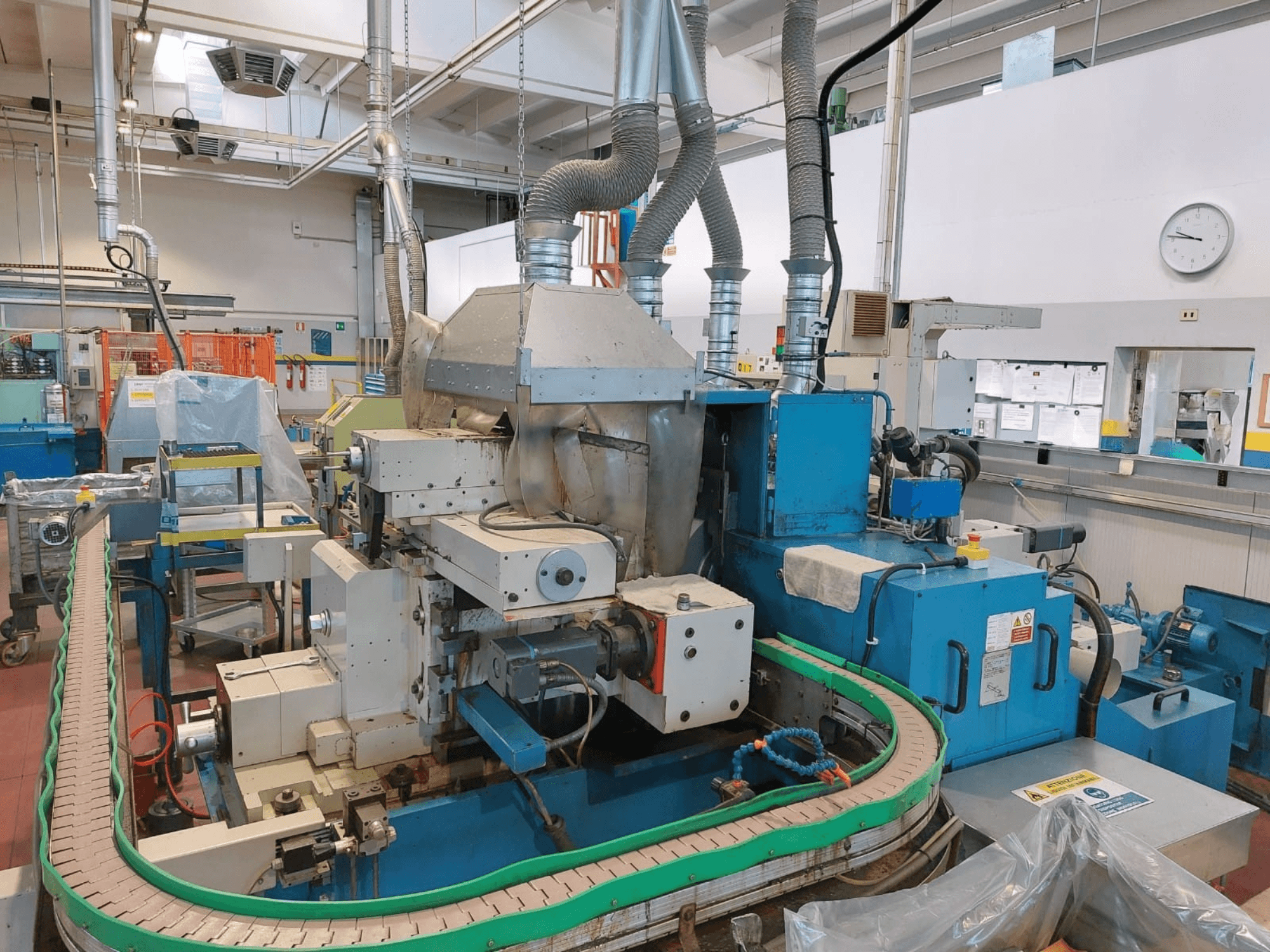 Rettificatrice senza centri GHIRINGHELLI M300SP610 CNC3A, vista frontale, che mostra i dettagli del macchinario e del trasportatore.