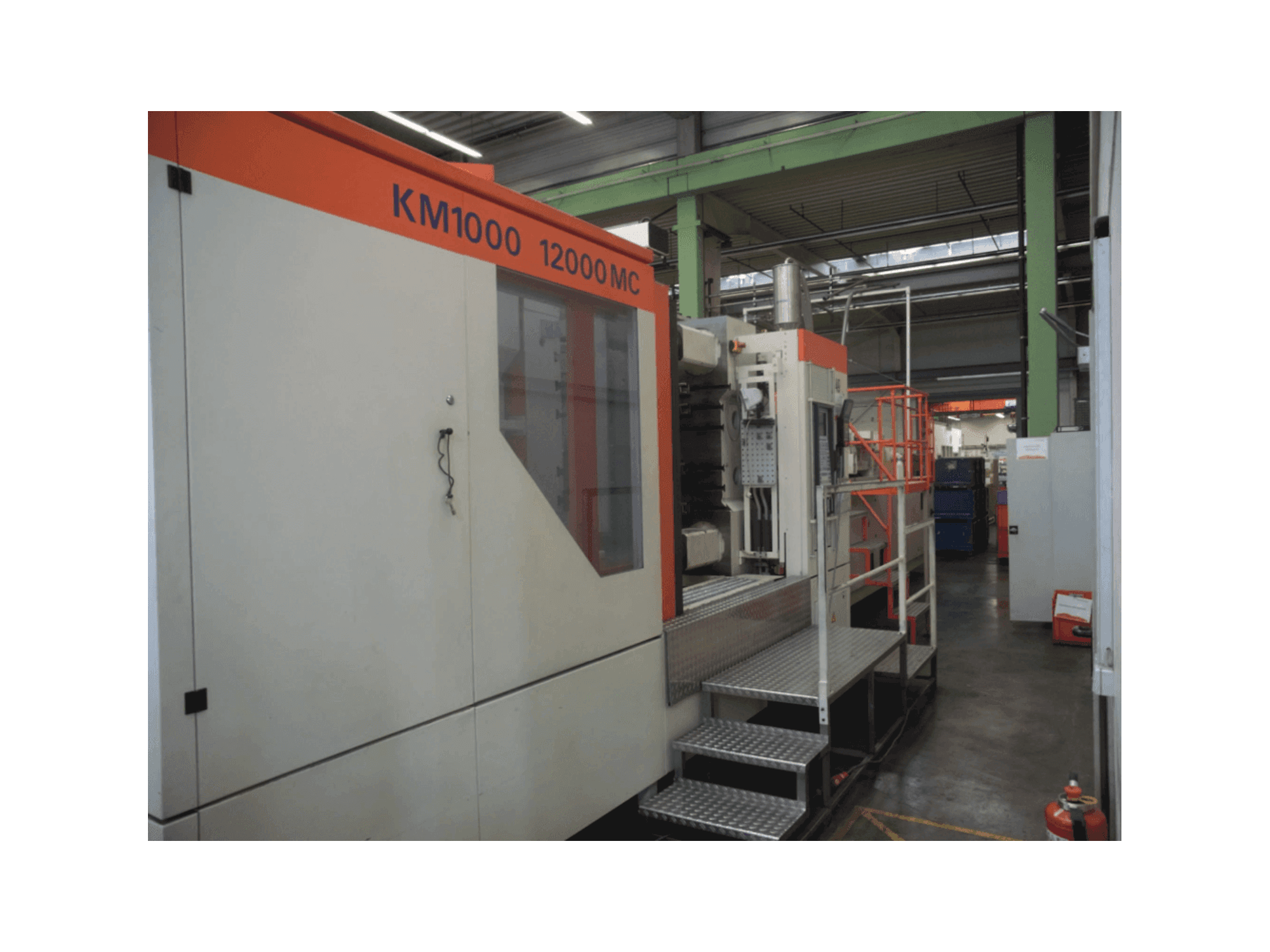 Vista frontale della macchina Krauss Maffei 1000-12000 MC