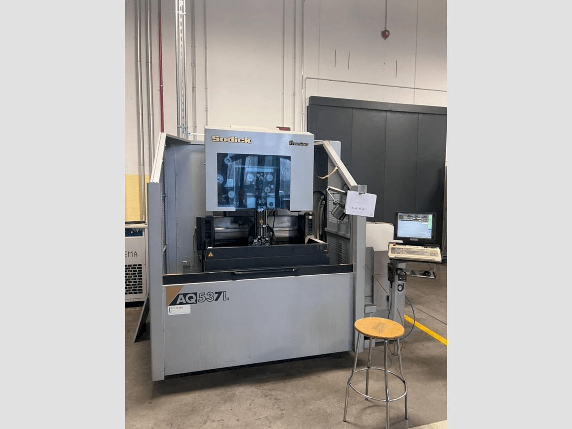 Vista frontale della macchina Sodick AQ537L