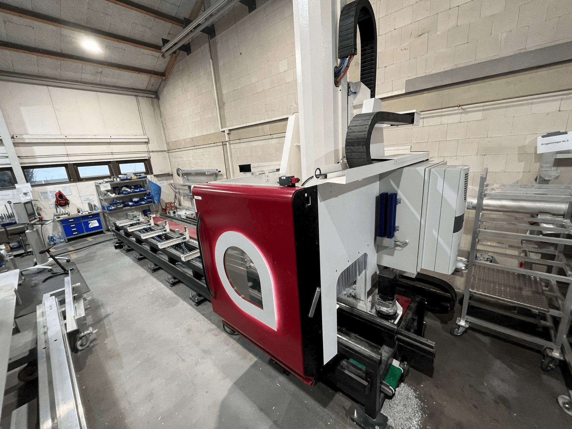 Vista frontale della macchina Austen AX 607