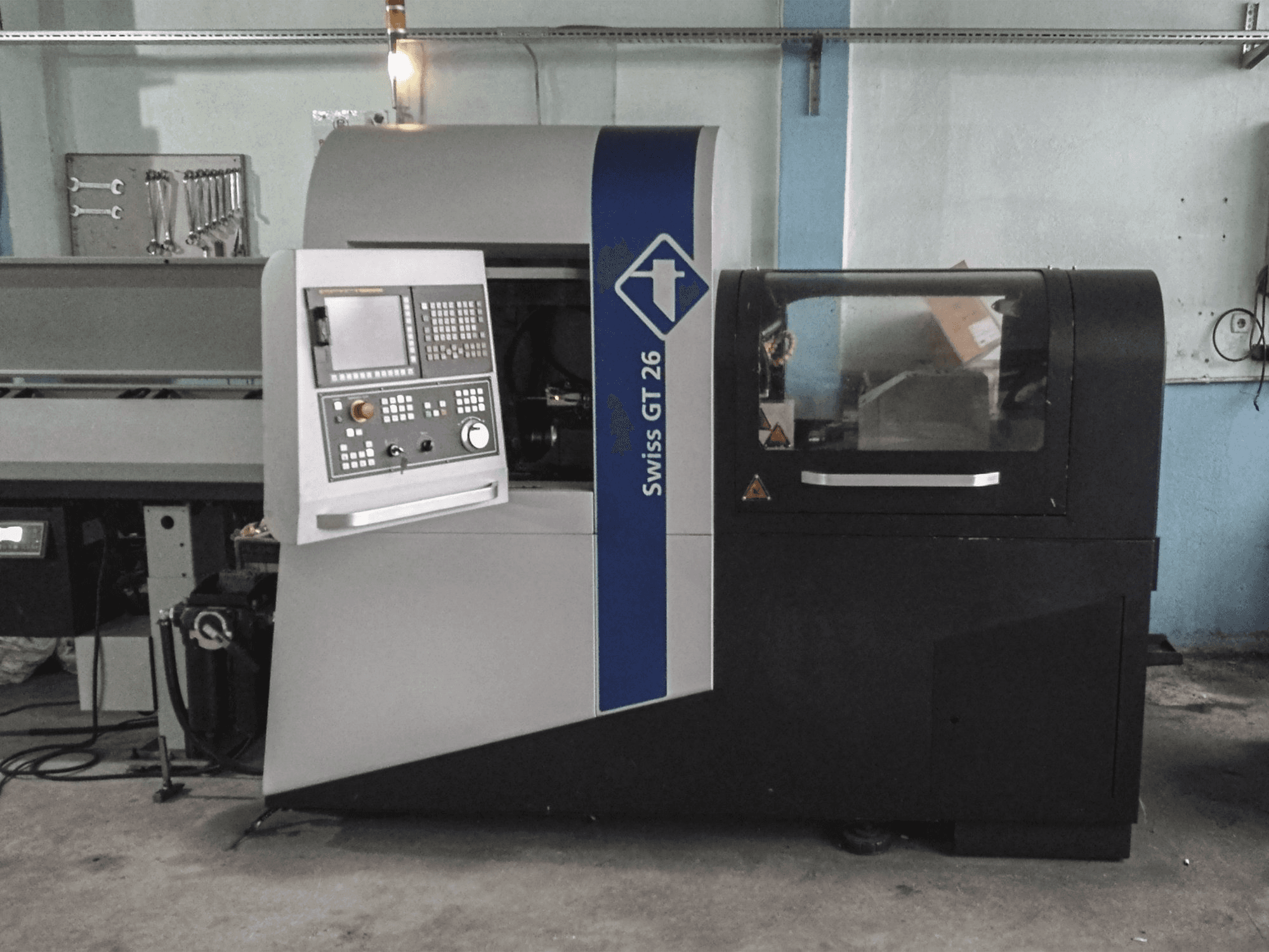 Vista frontale della macchina Tornos SWISS GT 26