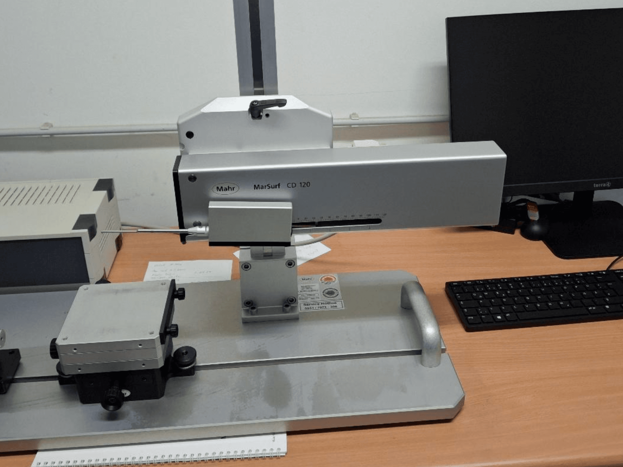 La CMM Mahr MARSURF CD 120 vista dal davanti, con la testa di misura, il pannello di controllo e il tavolo di misura montato.
