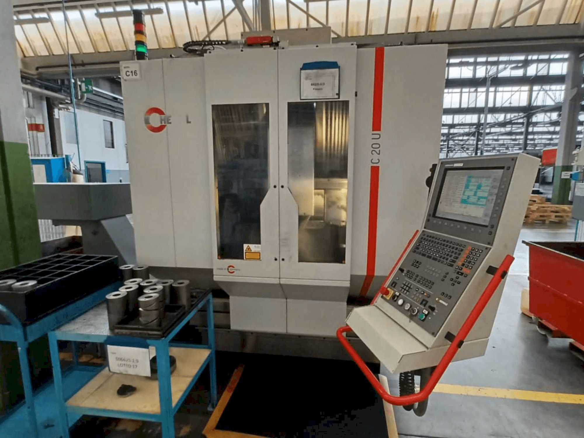Vista frontale della macchina HERMLE C20U