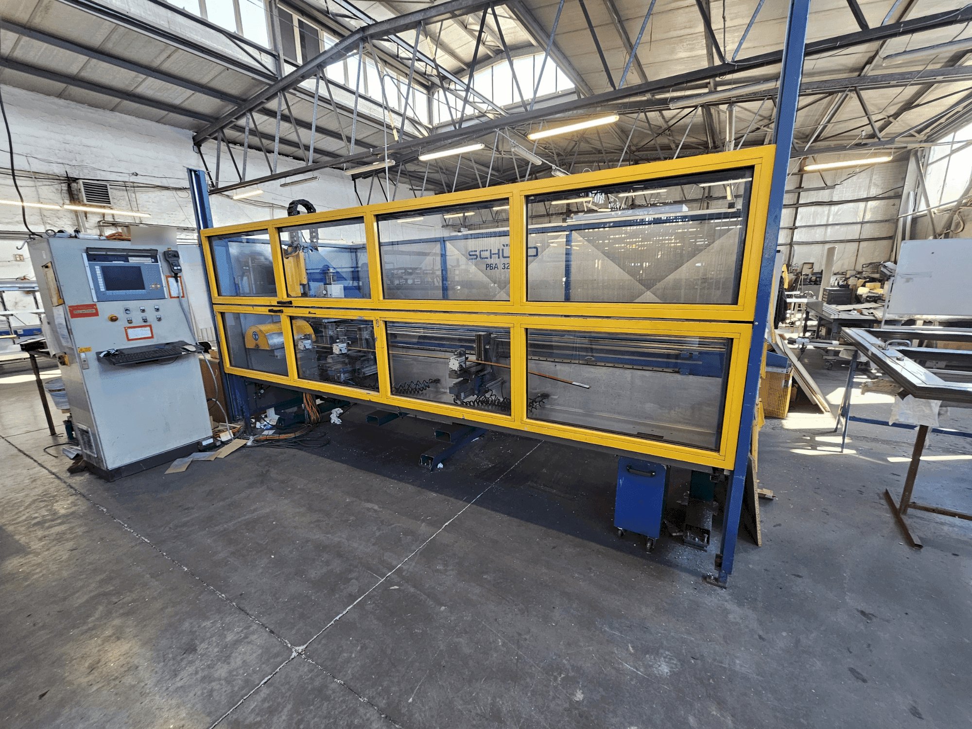 Vista frontale della macchina SCHÜCO PBA 3250