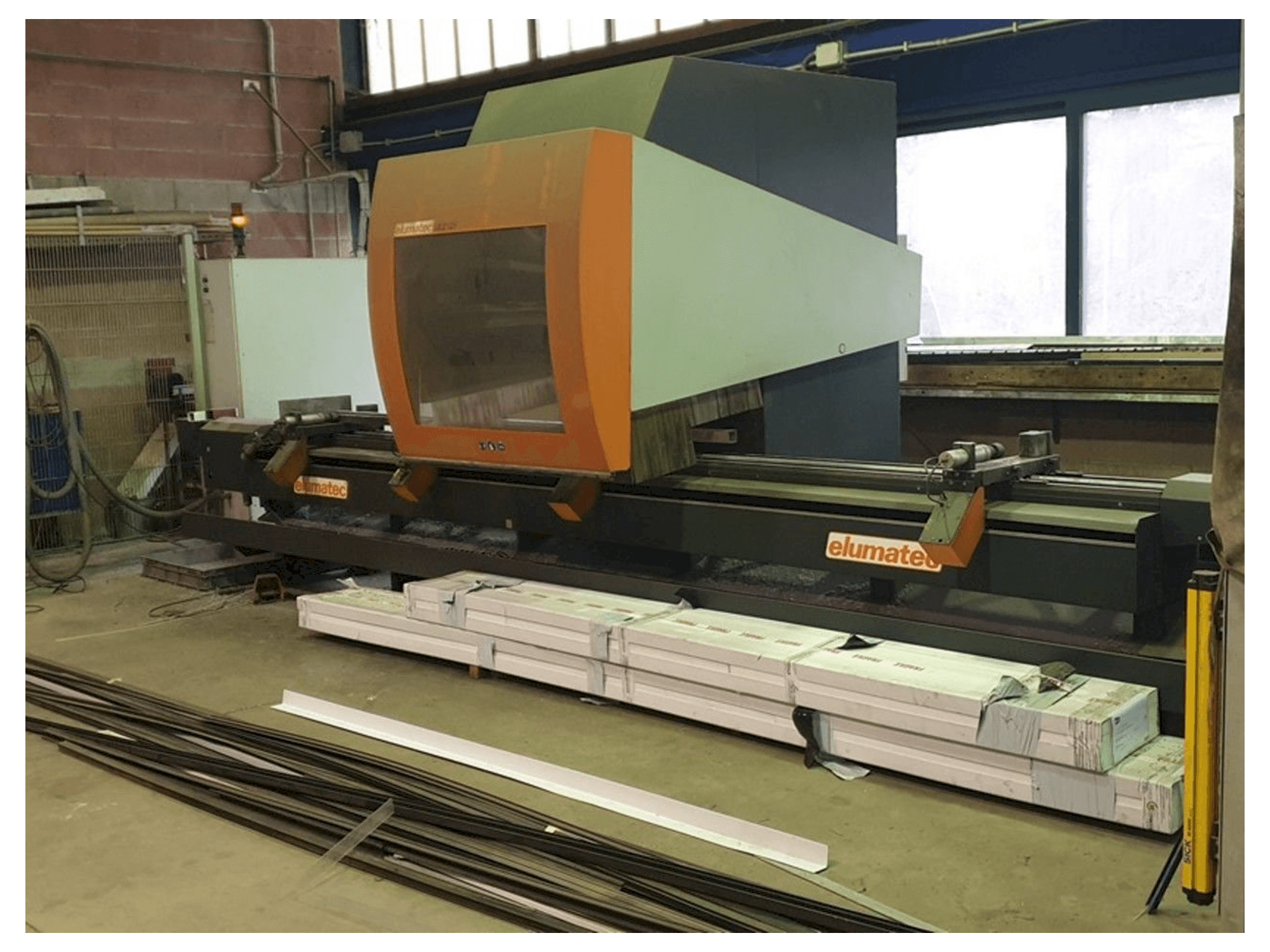 Vista frontale della macchina Elumatec SBZ 131