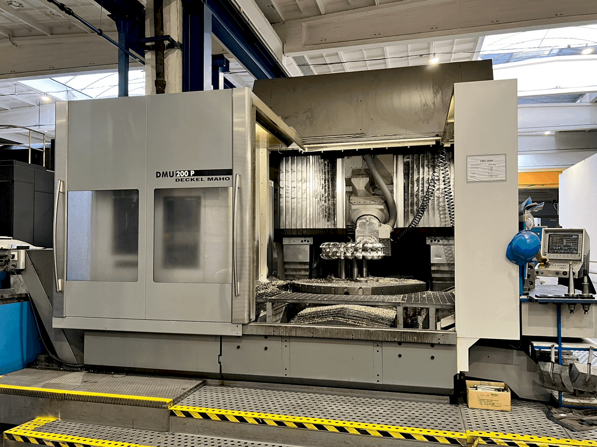 Vista frontale della macchina DECKEL MAHO DMU 200P