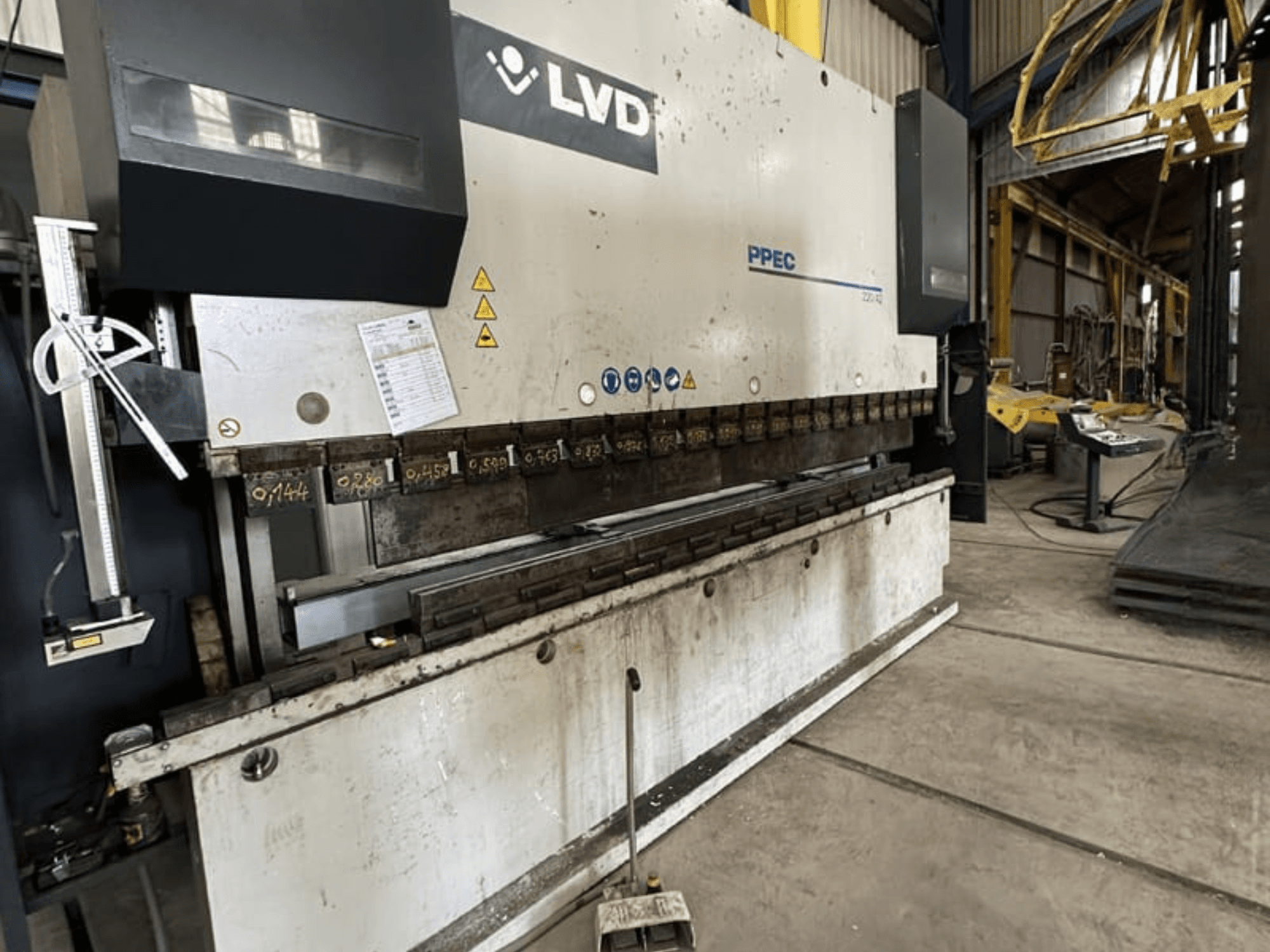 Piegatrice LVD PPEC 220/42 vista laterale con pannello di controllo e segni di misurazione visibili sulla macchina.
