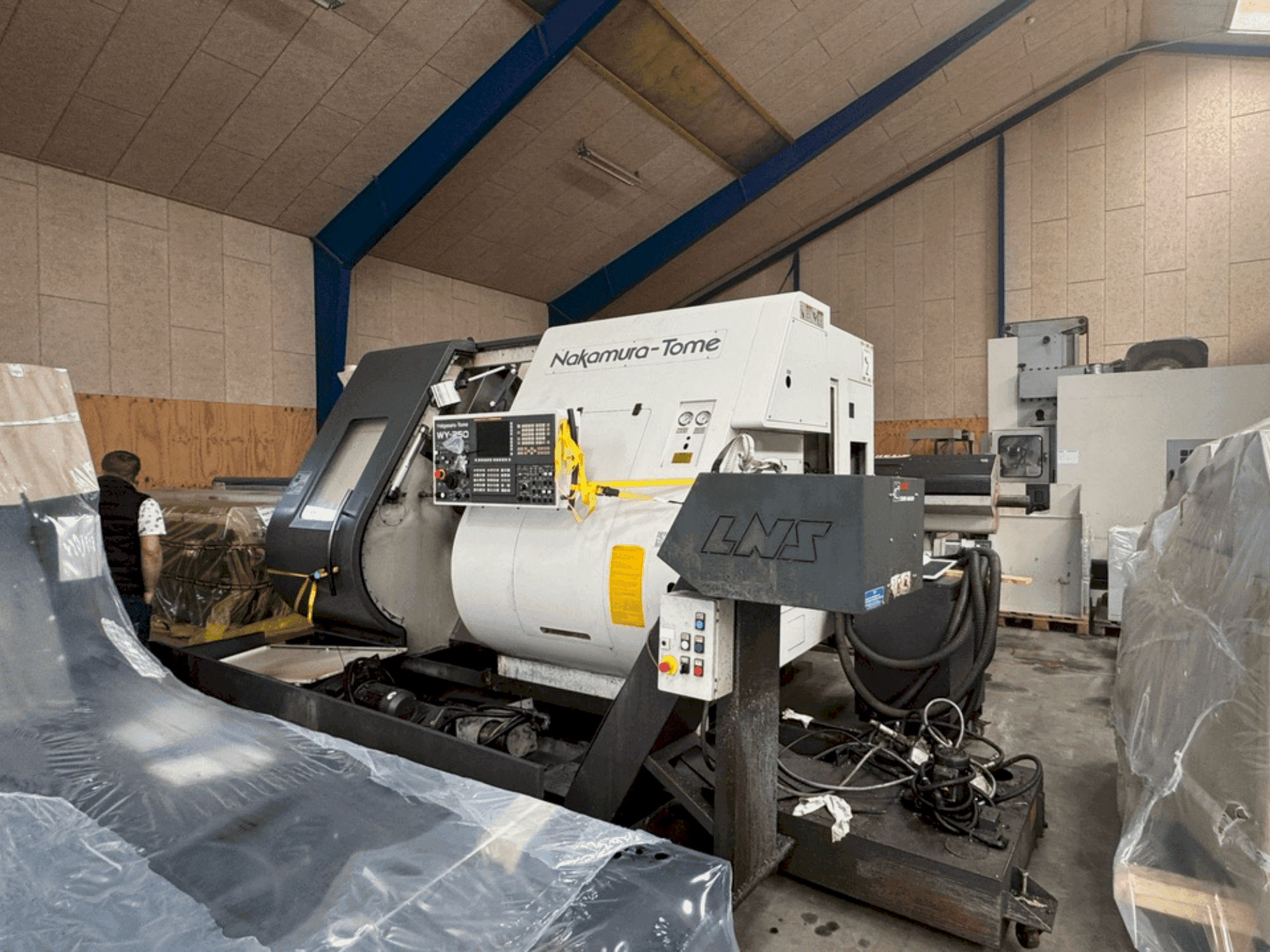Vista frontale della macchina NAKAMURA-TOME WY-250